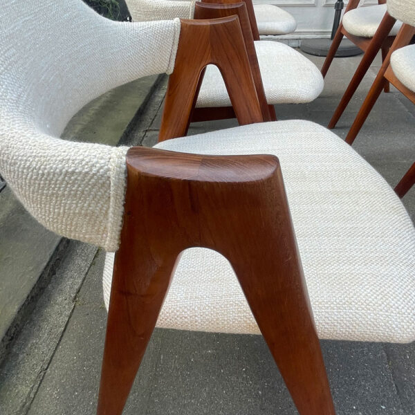 Die Stühle von Kai Kristiansen sind Designikonen aus der Epoche der neunzehnhundertsechziger Jahren. Diese Sühle sind ausserordentlich komfortabel. Sie sind qualitativ hochwertig verarbeitet. Sie lassen sich durch ihr dezentes Design wunderbar mit derzeitigen Einrichtungstilen kombinieren. Das Teakholz ist elegant in Kombi mit dem original cremeweissen Bezugsstoff. Der Rupfenstoff aus einem Wollgemisch ist sehr gemütlich.