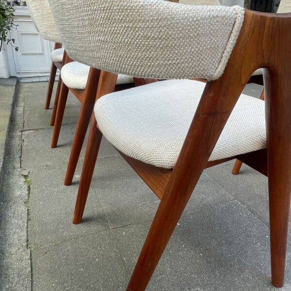 Die Stühle von Kai Kristiansen sind Designikonen aus der Epoche der neunzehnhundertsechziger Jahren. Diese Sühle sind ausserordentlich komfortabel. Sie sind qualitativ hochwertig verarbeitet. Sie lassen sich durch ihr dezentes Design wunderbar mit derzeitigen Einrichtungstilen kombinieren. Das Teakholz ist elegant in Kombi mit dem original cremeweissen Bezugsstoff. Der Rupfenstoff aus einem Wollgemisch ist sehr gemütlich.