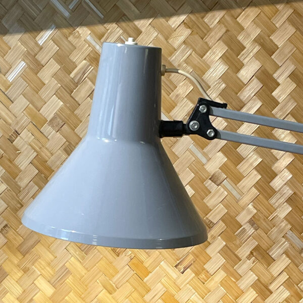 Die Vintage-Schreibtischlampe HCF DVE im freundlichen Industriegrau. Die Lampe stammt aus den 1970er Jahren und bezieht sich auf das klare Design Skandinaviens. Ihr schlankes Design zeigt eine außergewöhnliche Mischung aus Design und Funktionalität. Durch die Federn und die Feststellschraube am Gelenk lässt sich die Lampe verstellen mit einer maximalen Höhe von 88 cm. Die Lampe ist in einem schönen Vintage-Zustand und hat eine schöne Patina. Den Zustand entnehmt bitte den Bildern. Mit ihrer schlanken Form und ihrer dezenten Farbe läßt sich die Lampe super mit anderen Einrichtungsgegenständen kombinieren und ist eine coole Ergänzung für jeden Arbeits- oder Wohnbereich. Die Einstellmöglichkeiten lassen sich anhand ihrer markanten Form erkennen und erfühlen. Der An- und Ausschalter befindet sich am oberen Rand des Lampenschirms.