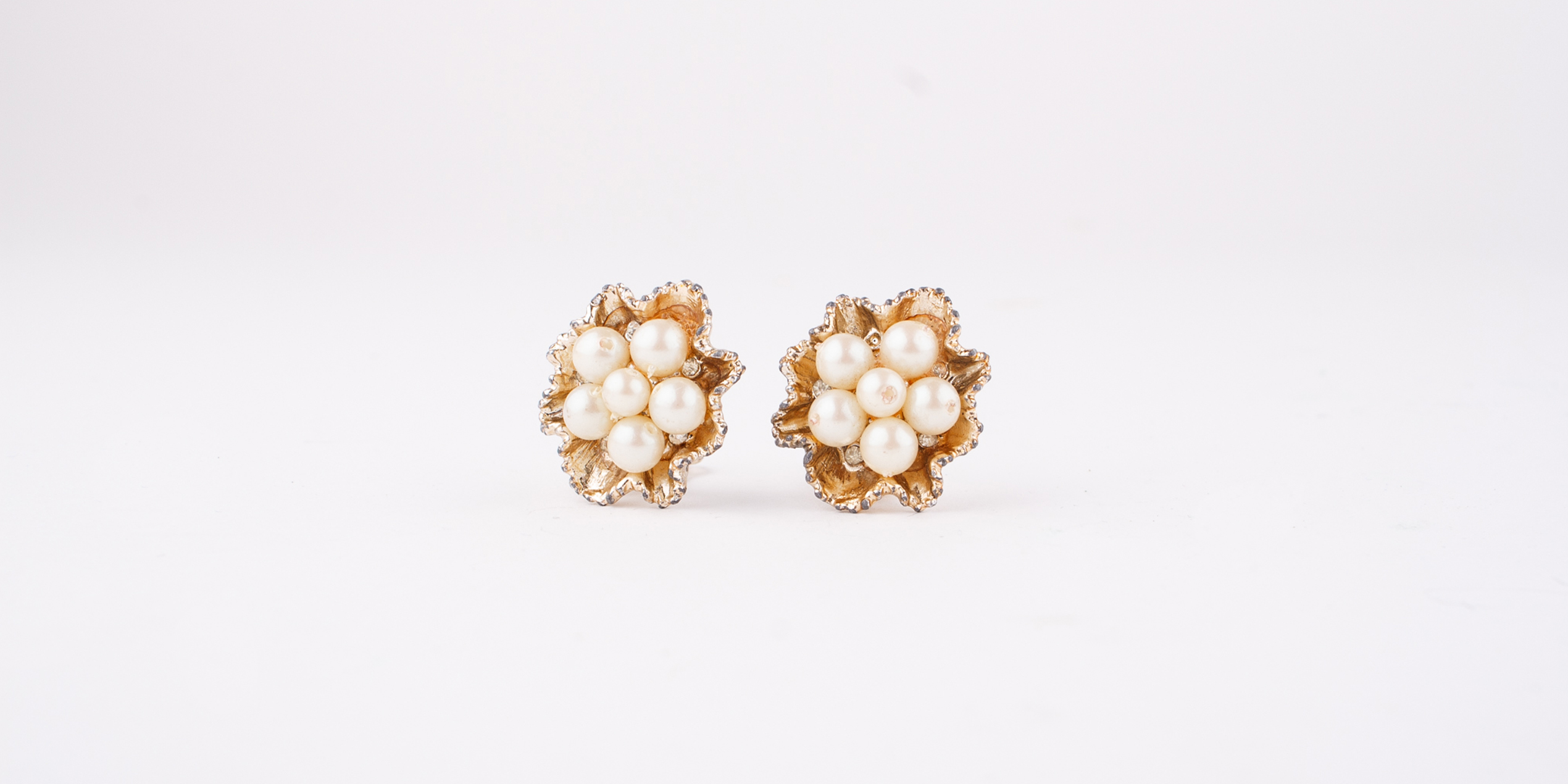 Voll im Trend sind Vintage Ohrclips aus den 1980er Jahre. In vielen verschiedenen Styles habe ich sie im Angebot. Aus Resin, in Strass, mit Swarovskysteinen.