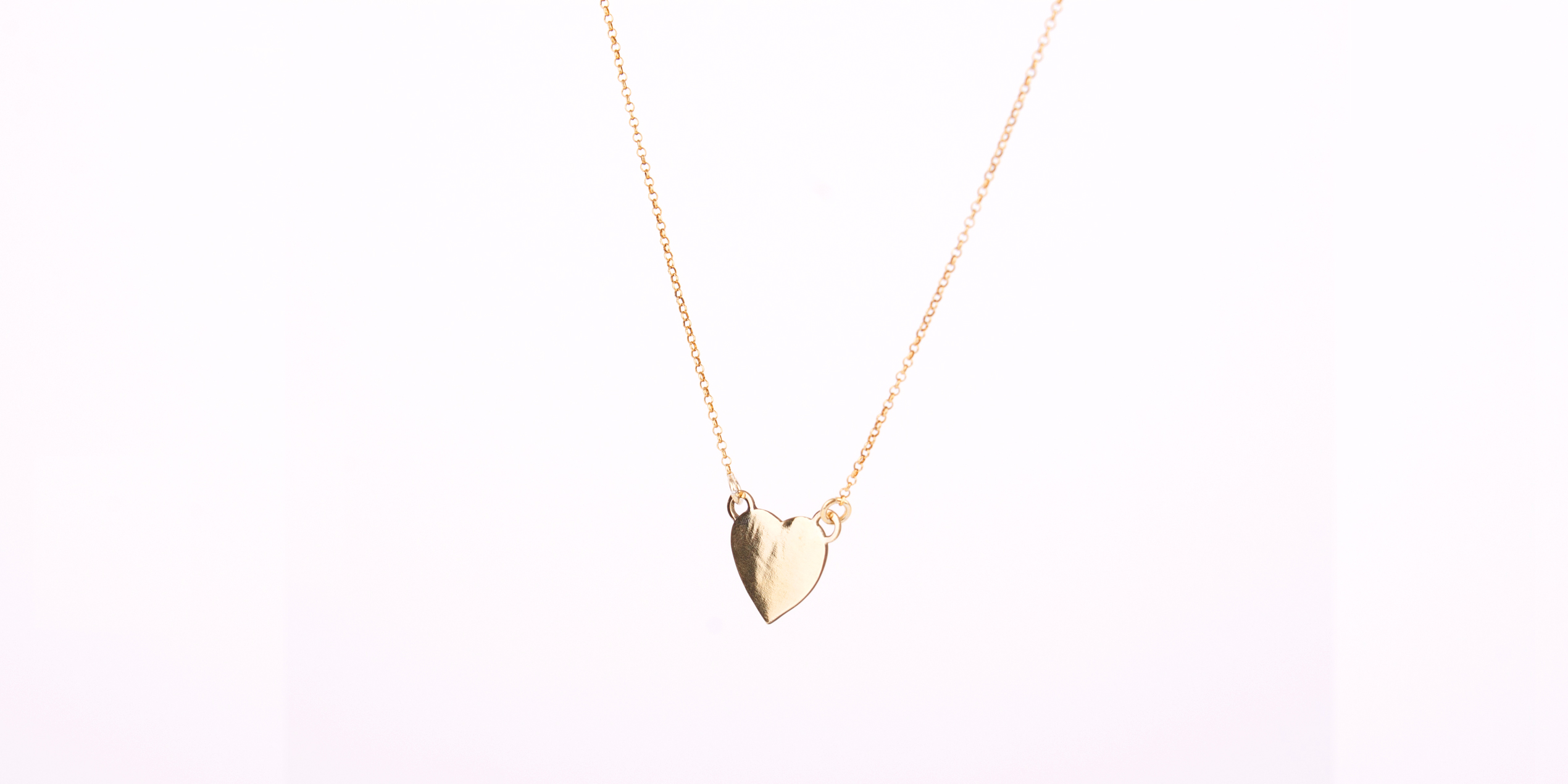 Kleine, feine Ketten kannst Du super kombinieren. Egal, ob Silber, oder Gold. Style wild drauf los. Ich fertige in Silber und Messing. Gold nur auf Anfrage.