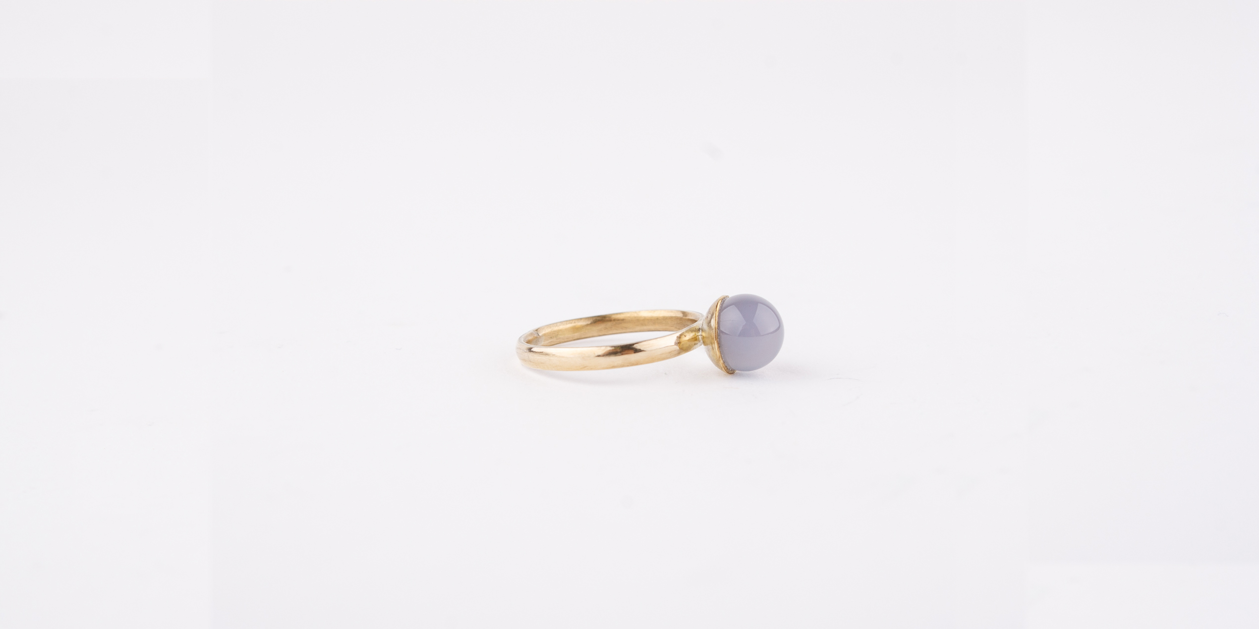Handgefertigte Ringe aus Messing und Silber mit Halbedelsteinen, wie Calcedon, Larimar, Mondstein, gehämmert, rund Vierkantdraht