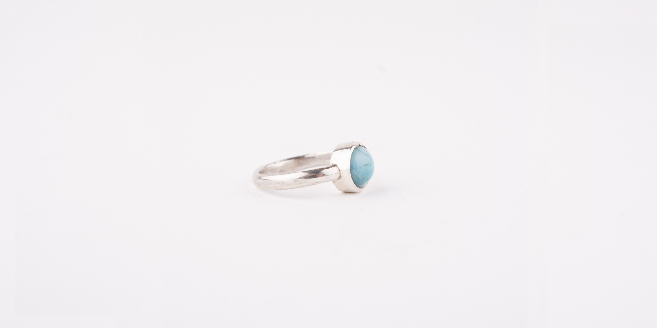 Handgefertigte Ringe aus Messing und Silber mit Halbedelsteinen, wie Calcedon, Larimar, Mondstein, gehämmert, rund Vierkantdraht, gehämmert