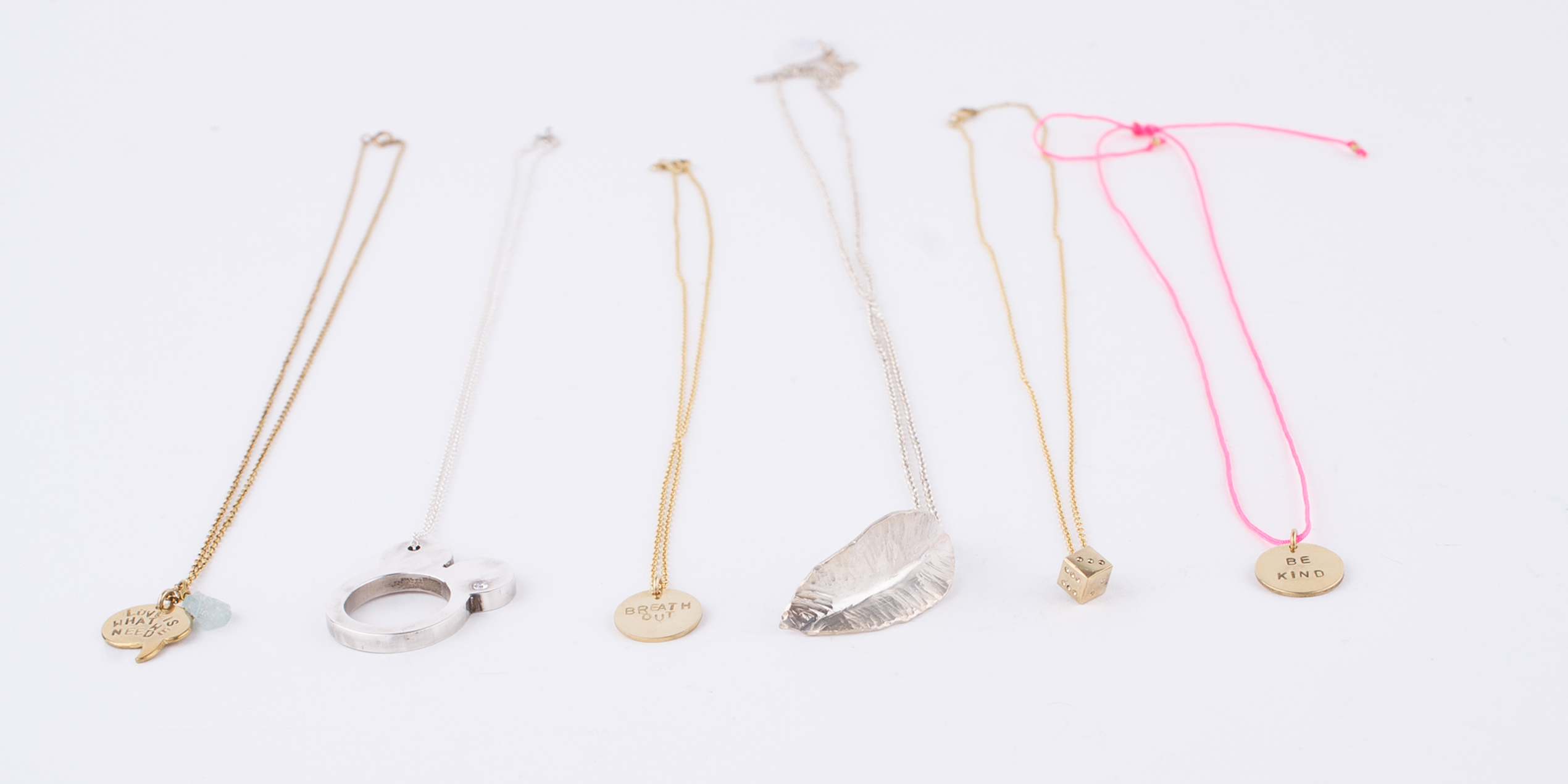 Kleine, feine Ketten kannst Du super kombinieren. Egal, ob Silber, oder Gold. Style wild drauf los. Ich fertige in Silber und Messing. Gold nur auf Anfrage.
