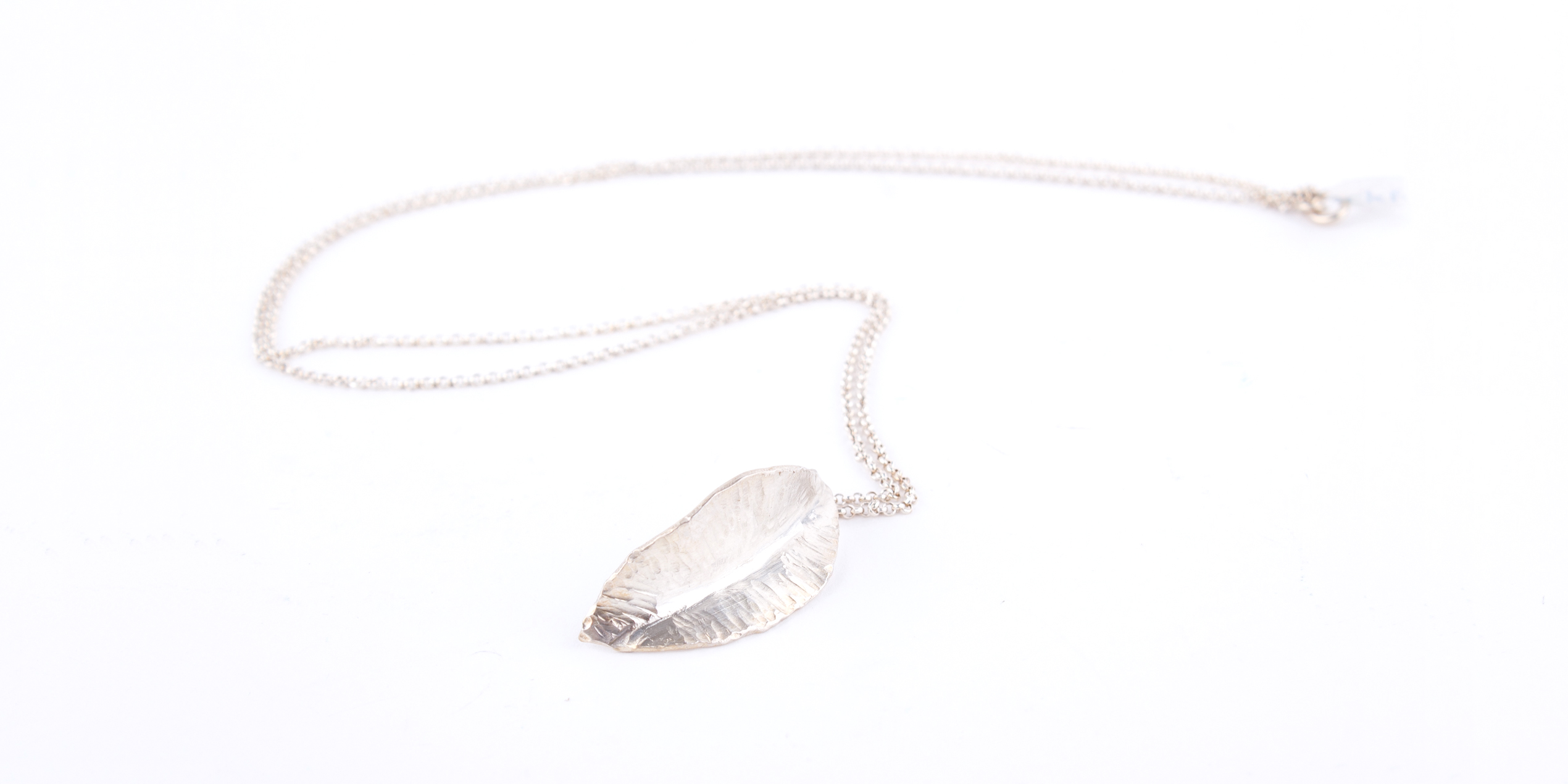 Kleine, feine Ketten kannst Du super kombinieren. Egal, ob Silber, oder Gold. Style wild drauf los. Ich fertige in Silber und Messing. Gold nur auf Anfrage.