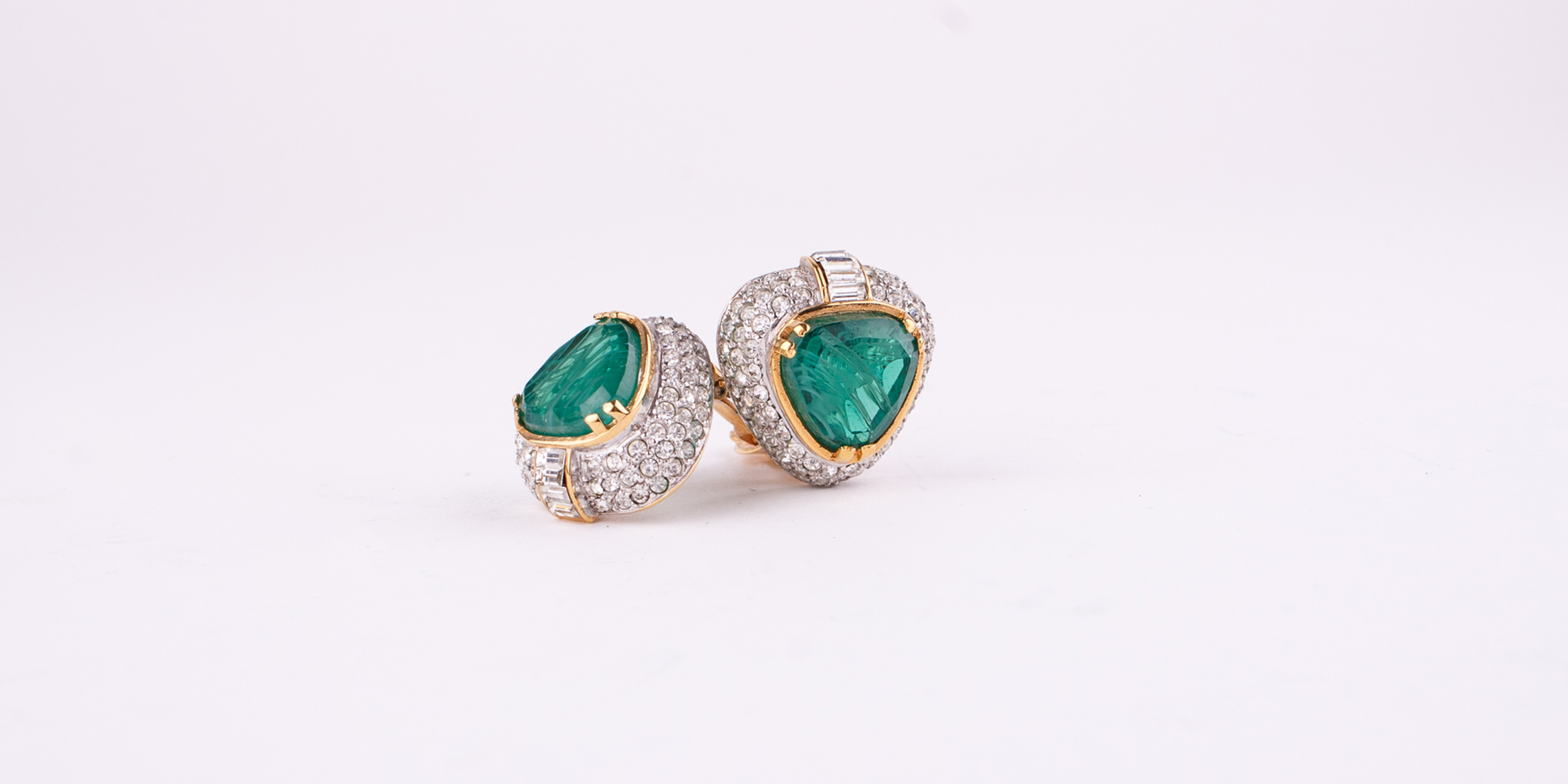 Voll im Trend sind Vintage Ohrclips aus den 1980er Jahre. In vielen verschiedenen Styles habe ich sie im Angebot. Aus Resin, in Strass, mit Swarovskysteinen.
