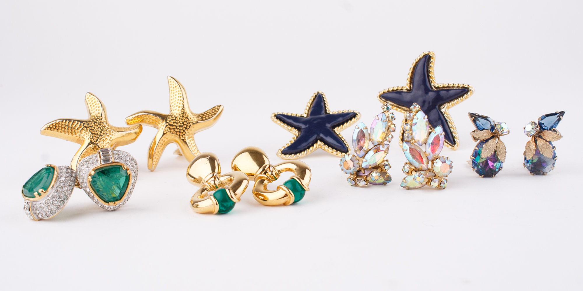 Voll im Trend sind Vintage Ohrclips aus den 1980er Jahre. In vielen verschiedenen Styles habe ich sie im Angebot. Aus Resin, in Strass, mit Swarovskysteinen.
