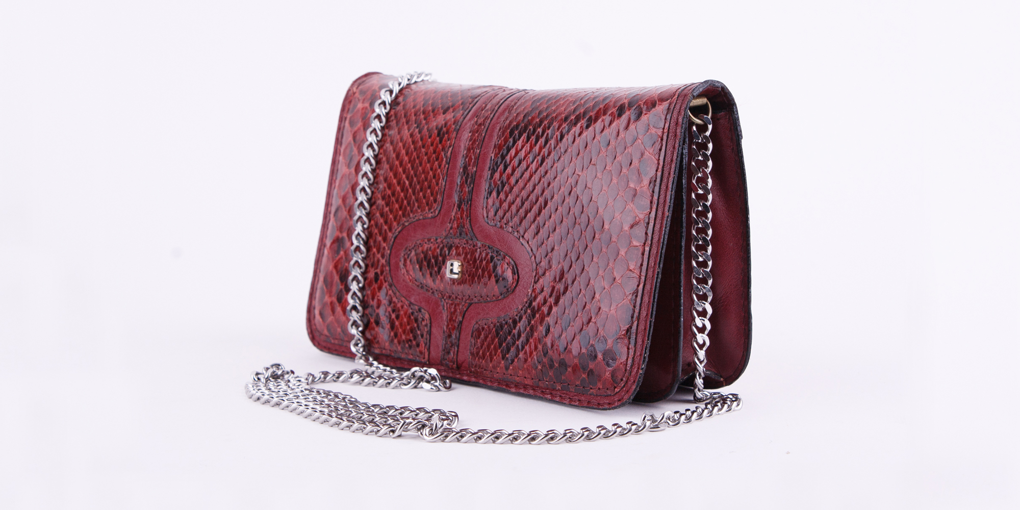Eine Tasche ist ein schönes und nützliches Accessoire, das Dein Outfit vervollständigt und rund macht. Egal, ob gross, oder klein.