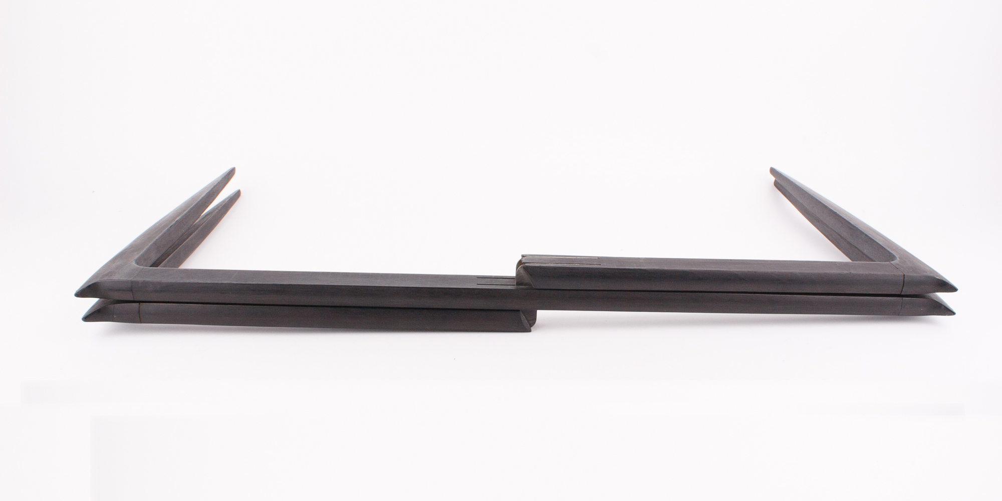 Der platzsparende Klapptisch von Fritz Hansen ist eine Designikone und wurde in den frühen 1960er Jahren entworfen. Das Gestell ist aus schwarz gefärbtem Teakholz. Das Tablett ist ebenfalls aus Teakholz.