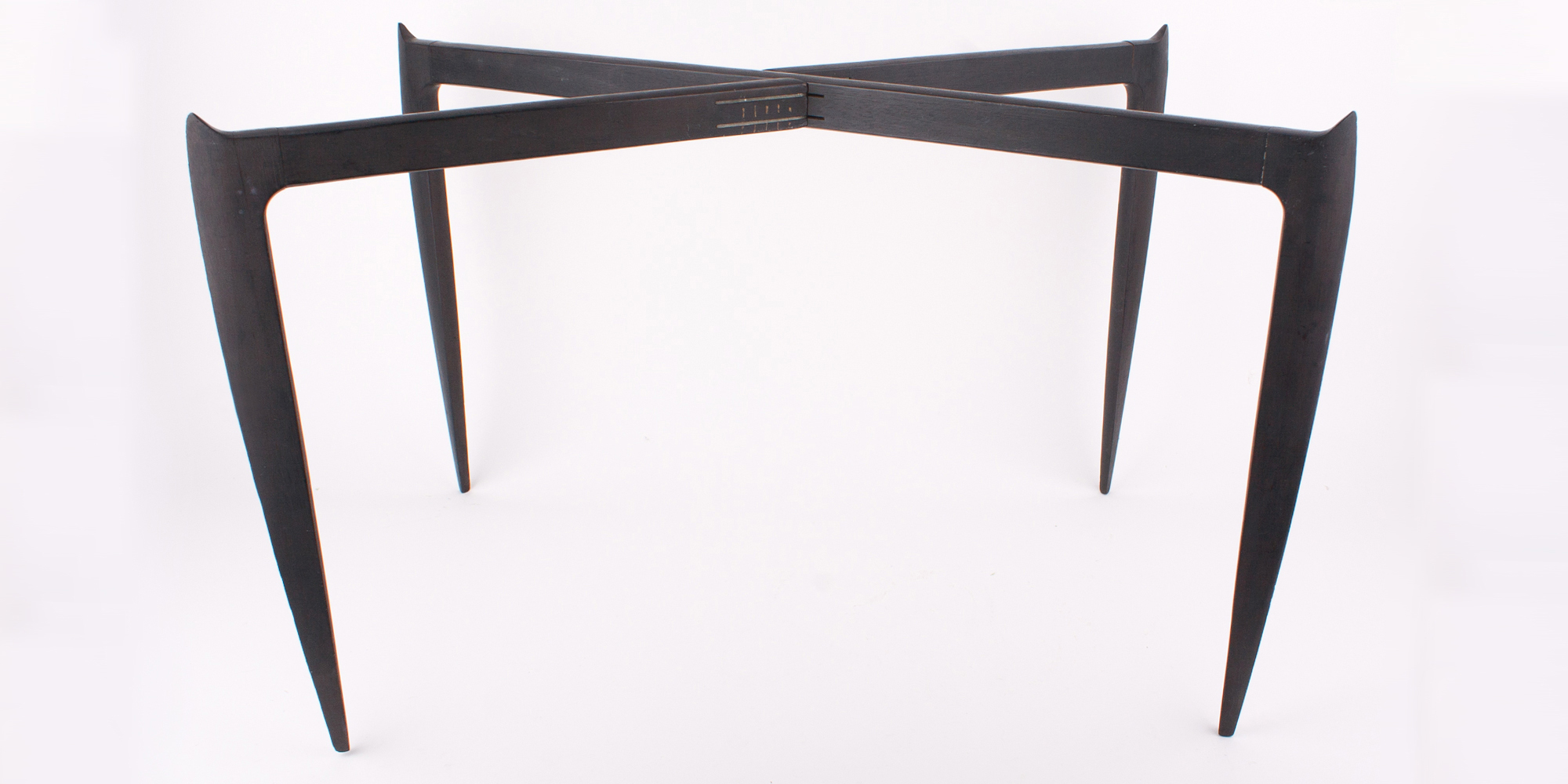 Der platzsparende Klapptisch von Fritz Hansen ist eine Designikone und wurde in den frühen 1960er Jahren entworfen. Das Gestell ist aus schwarz gefärbtem Teakholz. Das Tablett ist ebenfalls aus Teakholz.