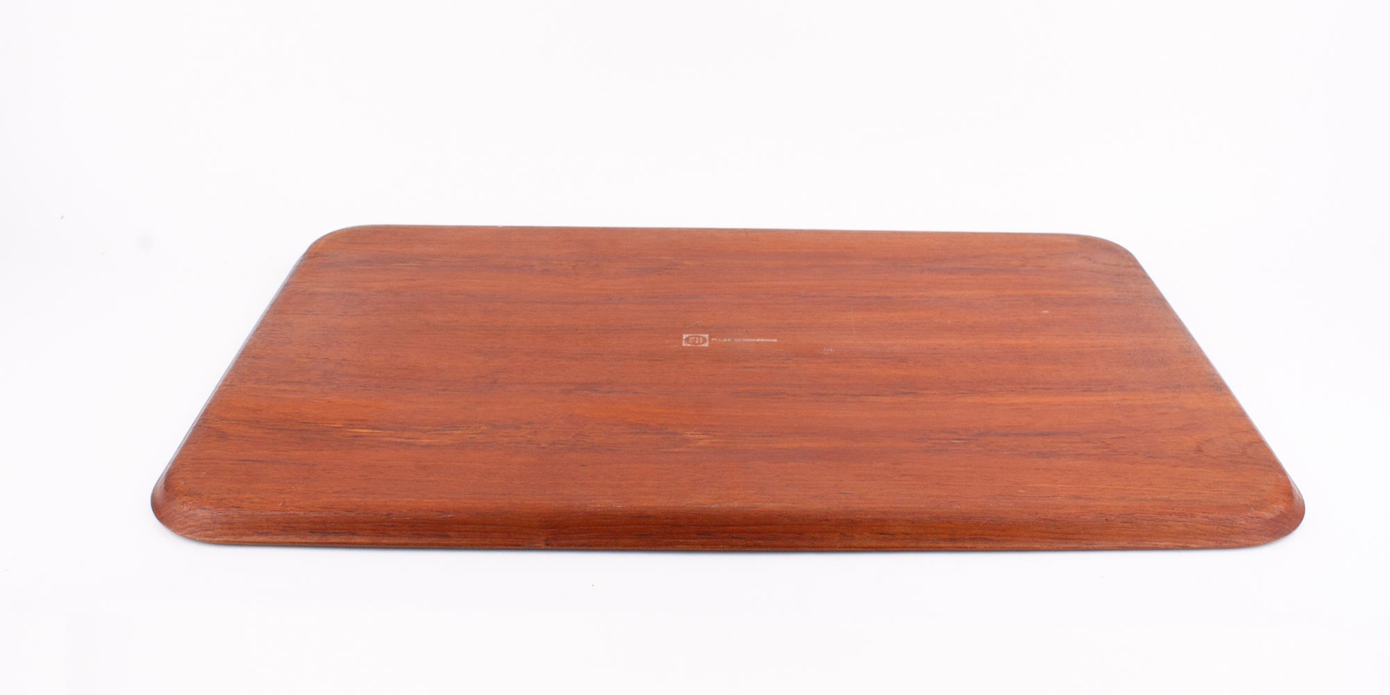 Der platzsparende Klapptisch von Fritz Hansen ist eine Designikone und wurde in den frühen 1960er Jahren entworfen. Das Gestell ist aus schwarz gefärbtem Teakholz. Das Tablett ist ebenfalls aus Teakholz.