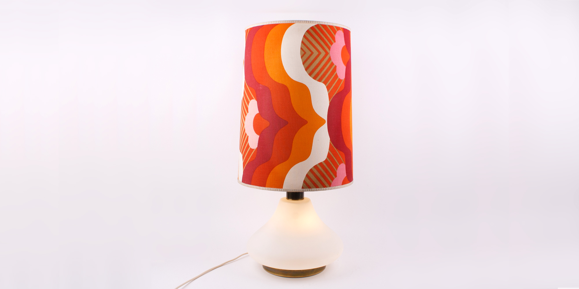 Eine Stehleuchte der Manufaktur Doria. Dieser weisse, opake Glasfuß gibt ein gemütliches Licht ab. Die Lampe ist in drei Phasen schaltbar. Nur unten, nur oben und zusammen.