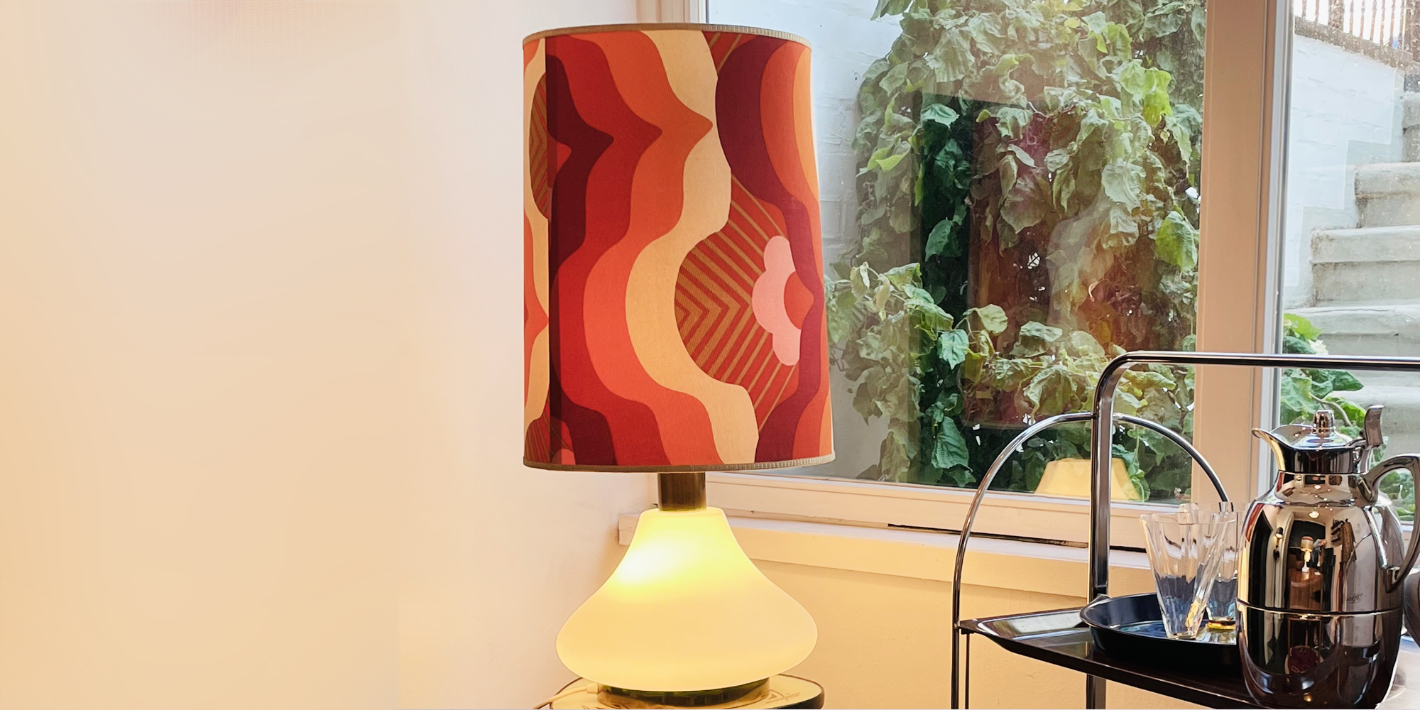 Eine Stehleuchte der Manufaktur Doria. Dieser weisse, opake Glasfuß gibt ein gemütliches Licht ab. Die Lampe ist in drei Phasen schaltbar. Nur unten, nur oben und zusammen.