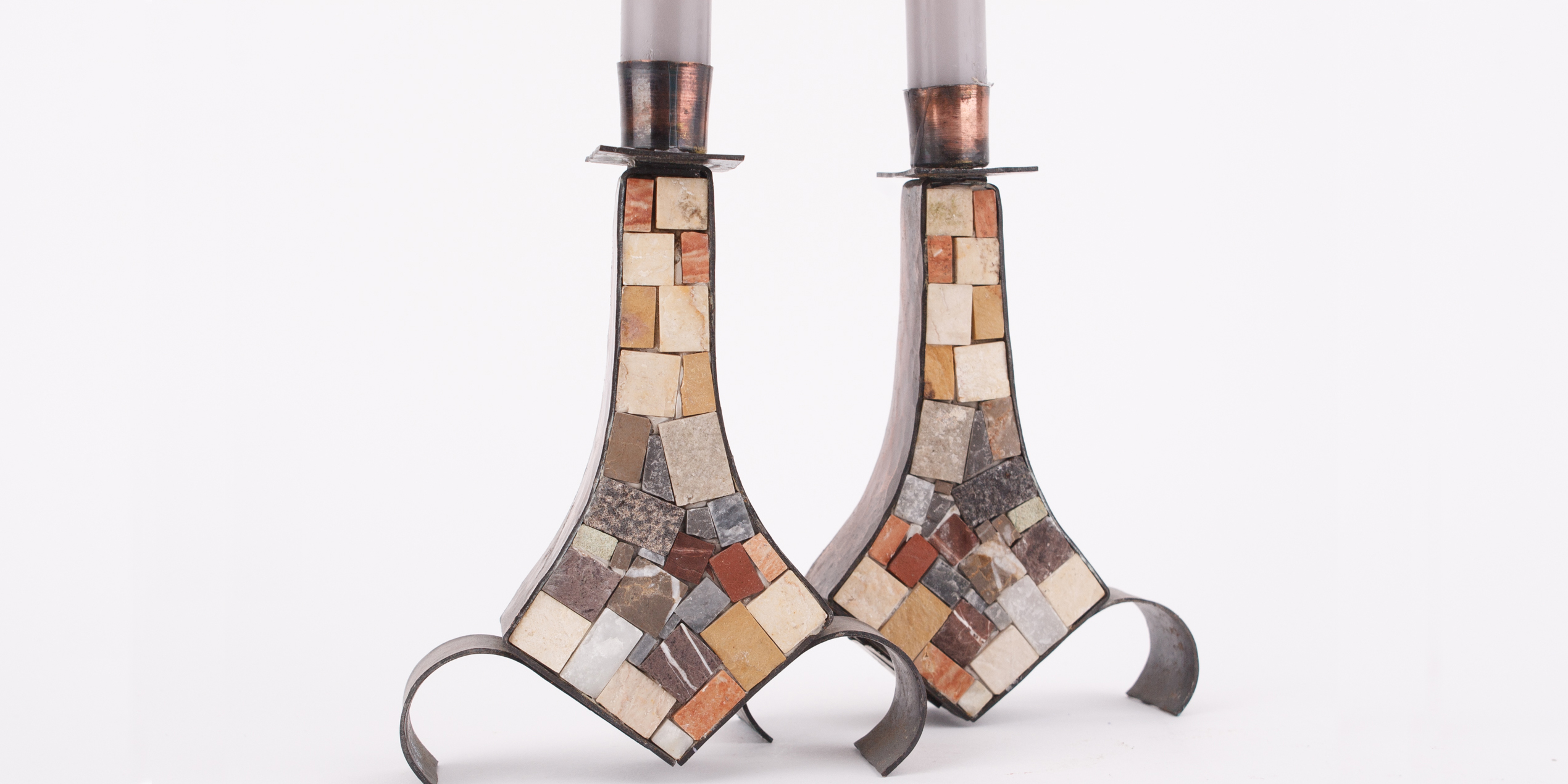 Die Kerzenleuchter stammen aus Israel. In den Wüsten Israels gibt es Sandstein- und Kupfervorkommen. Daher stammt die Idee, die typischen Farben und Mineralien der Wüste in diese Form zu bringen. Das Design stammt aus den 1950er Jahren. Durch die zarten Farben lassen sich die Leuchter perfekt in Dein zu Hause integrieren.