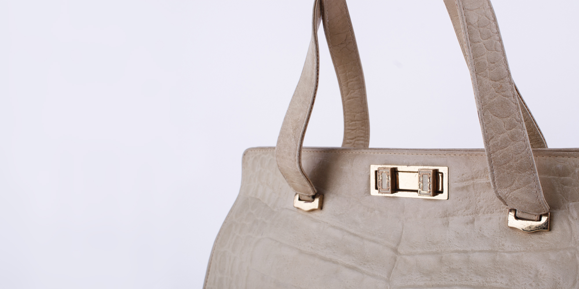 Eine Tasche ist ein schönes und nützliches Accessoire, das Dein Outfit vervollständigt und rund macht. Egal, ob gross, oder klein.