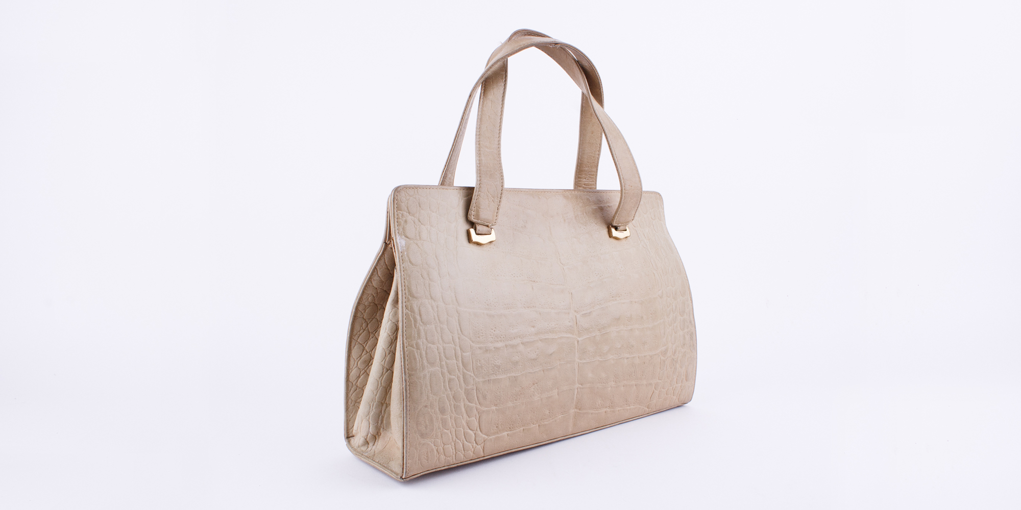 Eine Tasche ist ein schönes und nützliches Accessoire, das Dein Outfit vervollständigt und rund macht. Egal, ob gross, oder klein.