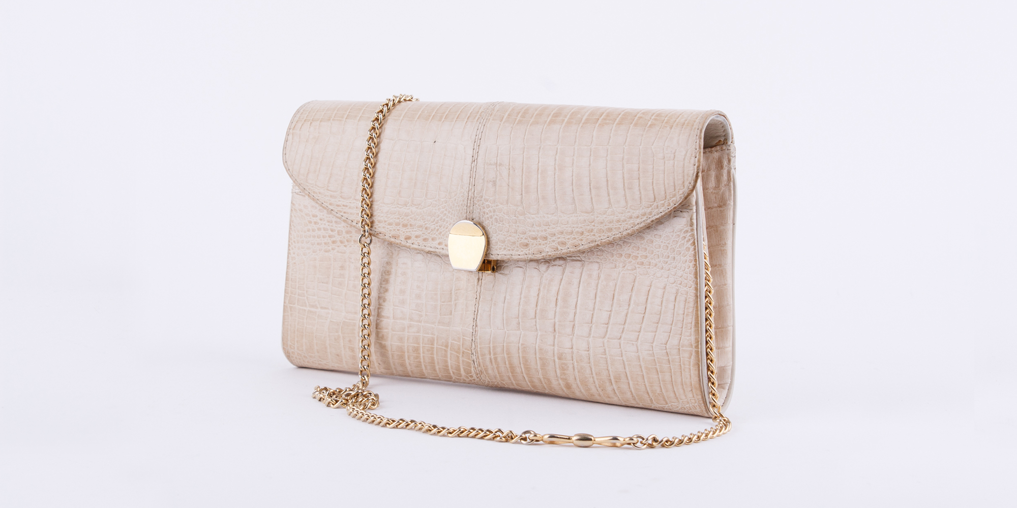 Eine Tasche ist ein schönes und nützliches Accessoire, das Dein Outfit vervollständigt und rund macht. Egal, ob gross, oder klein.