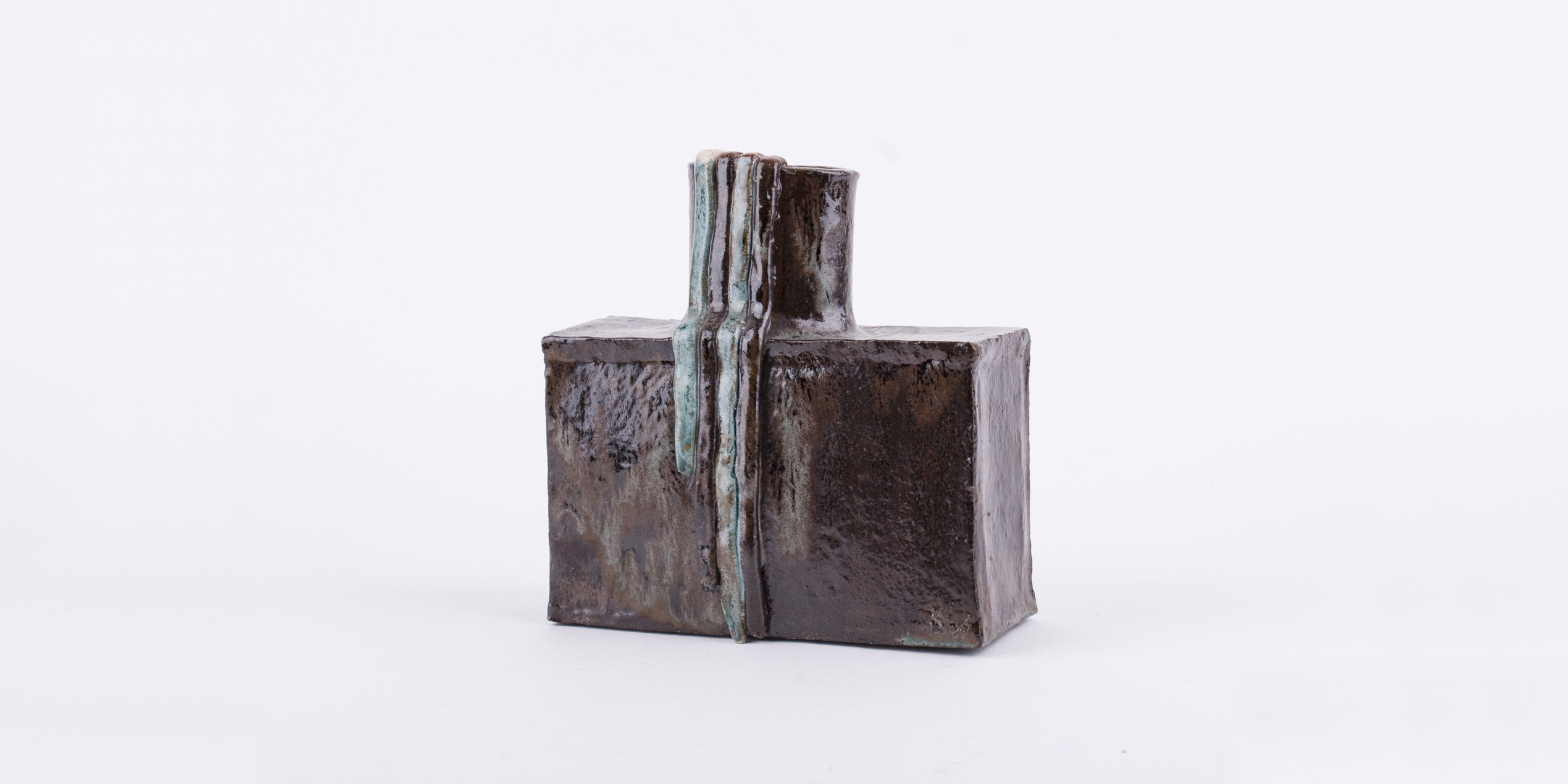 EIne handgefertigte Vase aus Ton. EIn Designerstück aus den 1960er Jahren.Die Vase ist so gestaltet, als wenn ein kleiner Wasserfall aus der Vase entspringt.