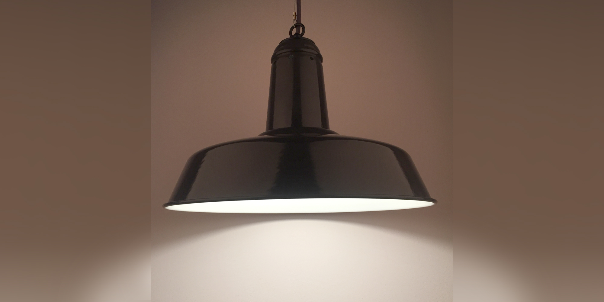 Diese alte Industrielampe war einmal eine Arbeitsplatzlampe. Der Zustand ist top! Die Lampe wurde neu verkabelt mit einem grauen Textilkabel und einem dezenten Drahtseil als Zugentlastung. Der Baldachin ist schwarz pulverbeschichtet und nagelneu. Der Winkel in dem die Lampe strahlt, ist sehr breit und ist perfekt als Esstisch-, oder Küchenlampe. Innen ist die Lampe mit weisser Emaille beschichtet.