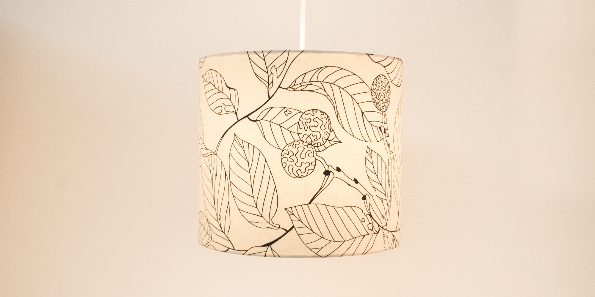 Ein einfacher Lampenschirm aus Vintagestoff als Deckenlampe ist schlicht und dekorativ. Indiesem Fall sind es klare schwarze Linien, die Blätter darstellen. Die Lampe gibt ein freundliches, helles Licht ab. Durchmesser 25,5 cm, Höhe 28,5 cm.