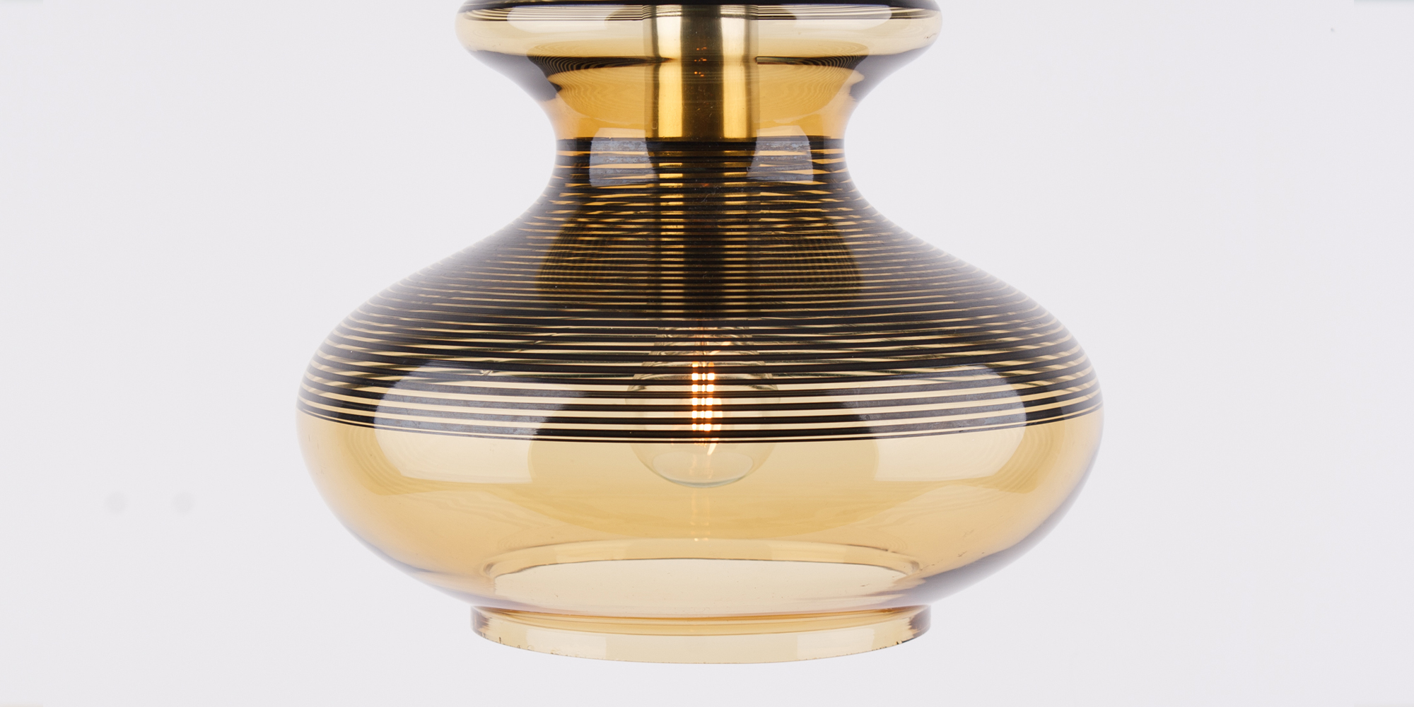 Ein stylisches Lampenpaaraus Rauchglas und schwarzen Ringen. Die schwarzen Ringe werfen ein Streifenmuster an die Wand. Sie sind ein perfektes Paar um über dem Esstisch zu hängen. Höhe 30 cm Breite 40cm