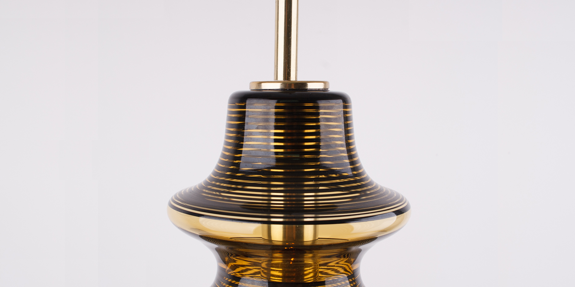Ein stylisches Lampenpaaraus Rauchglas und schwarzen Ringen. Die schwarzen Ringe werfen ein Streifenmuster an die Wand. Sie sind ein perfektes Paar um über dem Esstisch zu hängen. Höhe 30 cm Breite 40cm