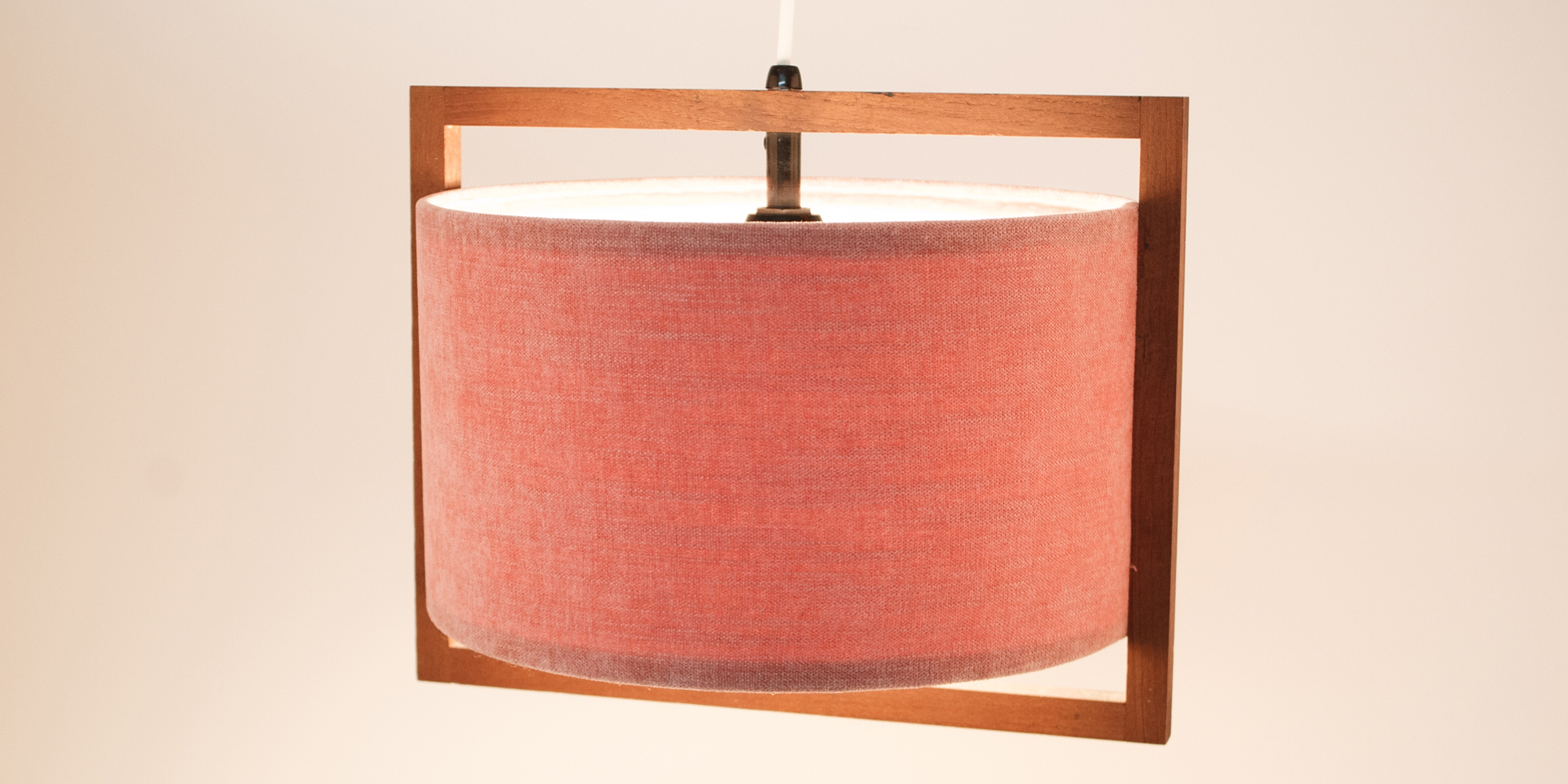 Diese Lampe steht ultimativ für die Mid Century Ära. Der Rahmen aus Teakholz hält den Lampenschirm. Die Lampe sieht wie ein Bilderrahmen aus. Das Licht strahlt nach oben und nach unten aus. Sie ist einfach und elegant designed. Die Gesamthöhe beträgt 31,5 cm und die Höhe 26cm.