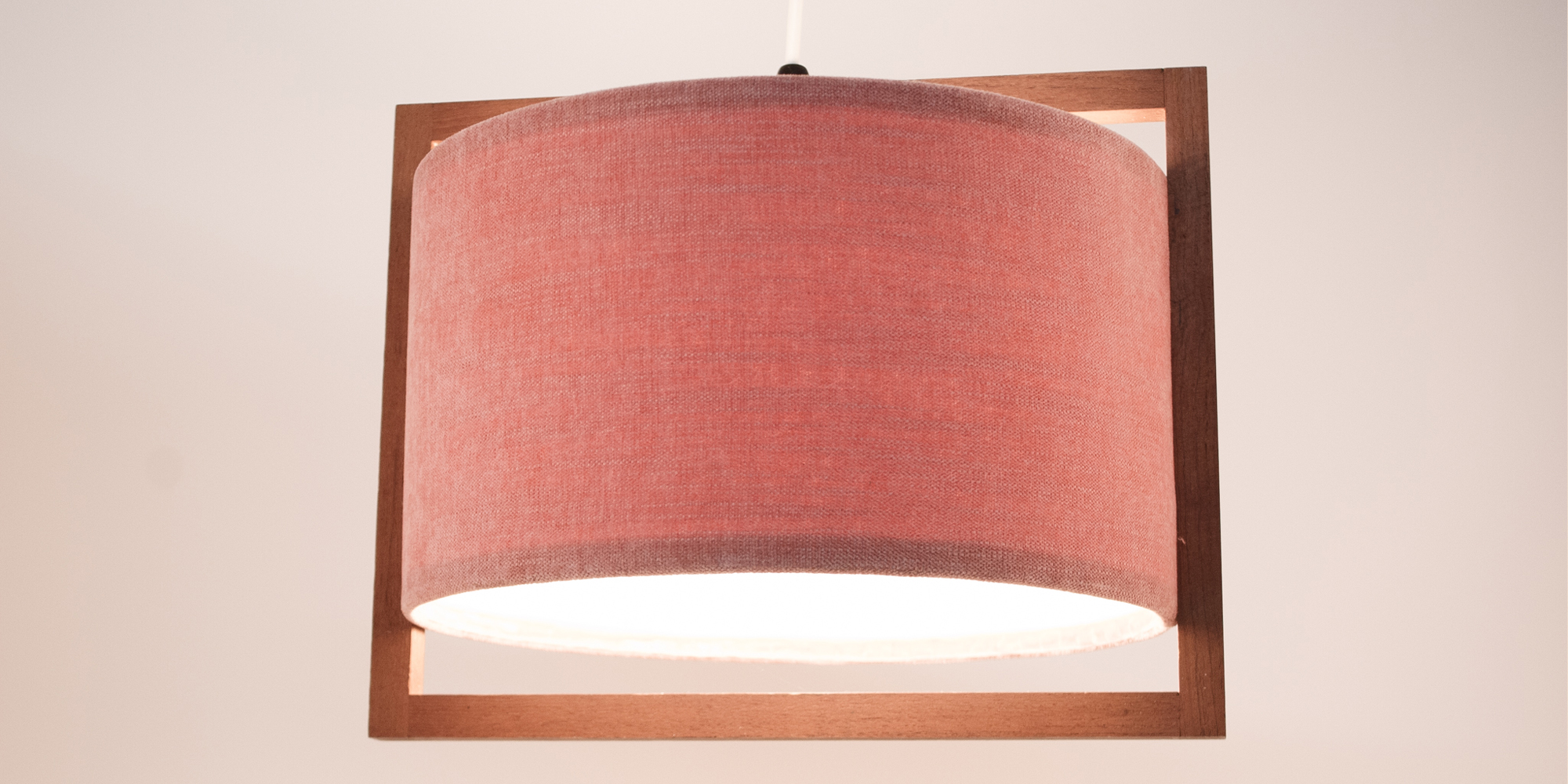 Diese Lampe steht ultimativ für die Mid Century Ära. Der Rahmen aus Teakholz hält den Lampenschirm. Die Lampe sieht wie ein Bilderrahmen aus. Das Licht strahlt nach oben und nach unten aus. Sie ist einfach und elegant designed. Die Gesamthöhe beträgt 31,5 cm und die Höhe 26cm.