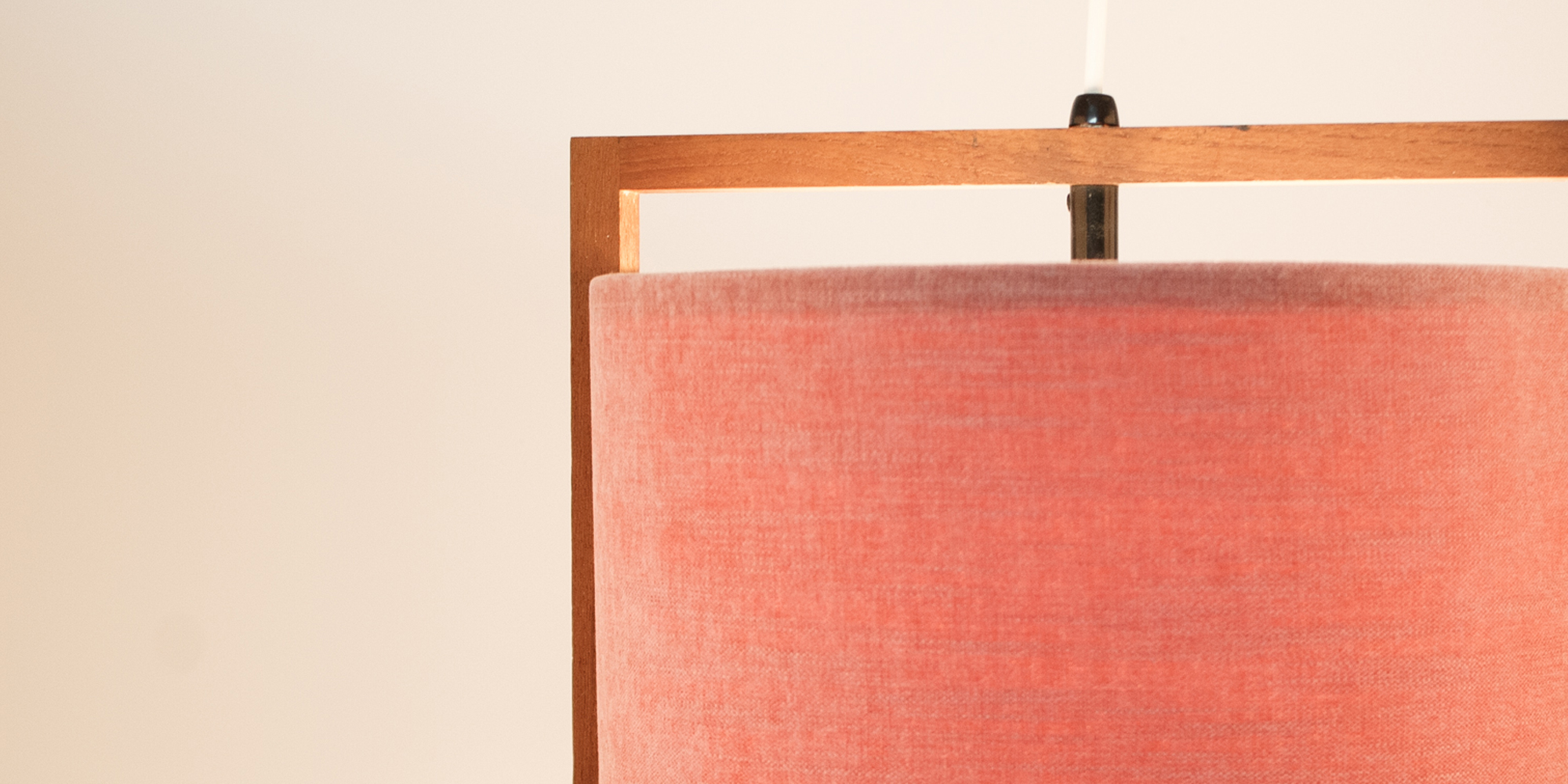 Diese Lampe steht ultimativ für die Mid Century Ära. Der Rahmen aus Teakholz hält den Lampenschirm. Die Lampe sieht wie ein Bilderrahmen aus. Das Licht strahlt nach oben und nach unten aus. Sie ist einfach und elegant designed. Die Gesamthöhe beträgt 31,5 cm und die Höhe 26cm.