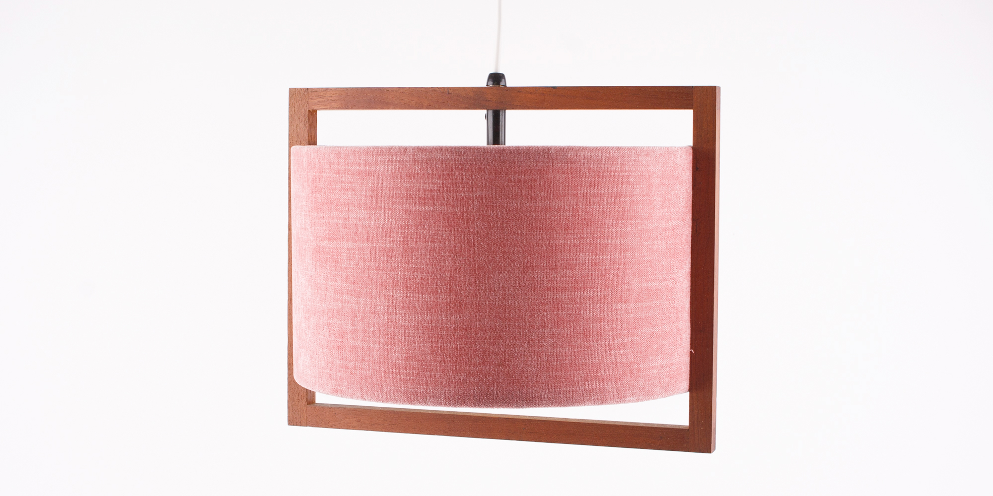 Diese Lampe steht ultimativ für die Mid Century Ära. Der Rahmen aus Teakholz hält den Lampenschirm. Die Lampe sieht wie ein Bilderrahmen aus. Das Licht strahlt nach oben und nach unten aus. Sie ist einfach und elegant designed. Die Gesamthöhe beträgt 31,5 cm und die Höhe 26cm.
