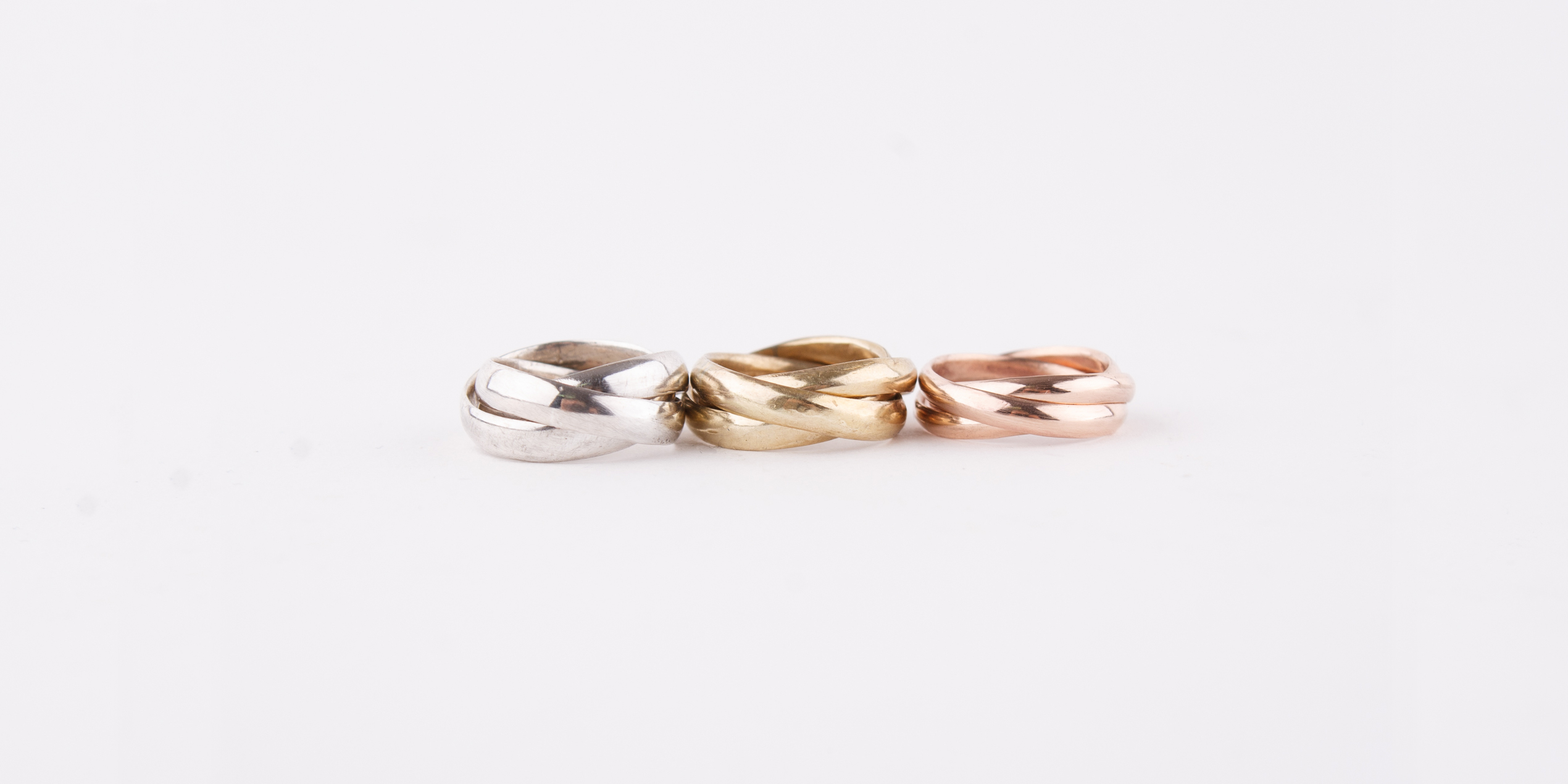 Den Dreierring fertige ich aus 925er Silber, Messing und Bronze. Messing sieht wie gelbgold und Bronze sieht aus wie roségold. Der Klassiker kann in einer dünnen , aber auch dickeren Ausführung von mir gefertigt werden.