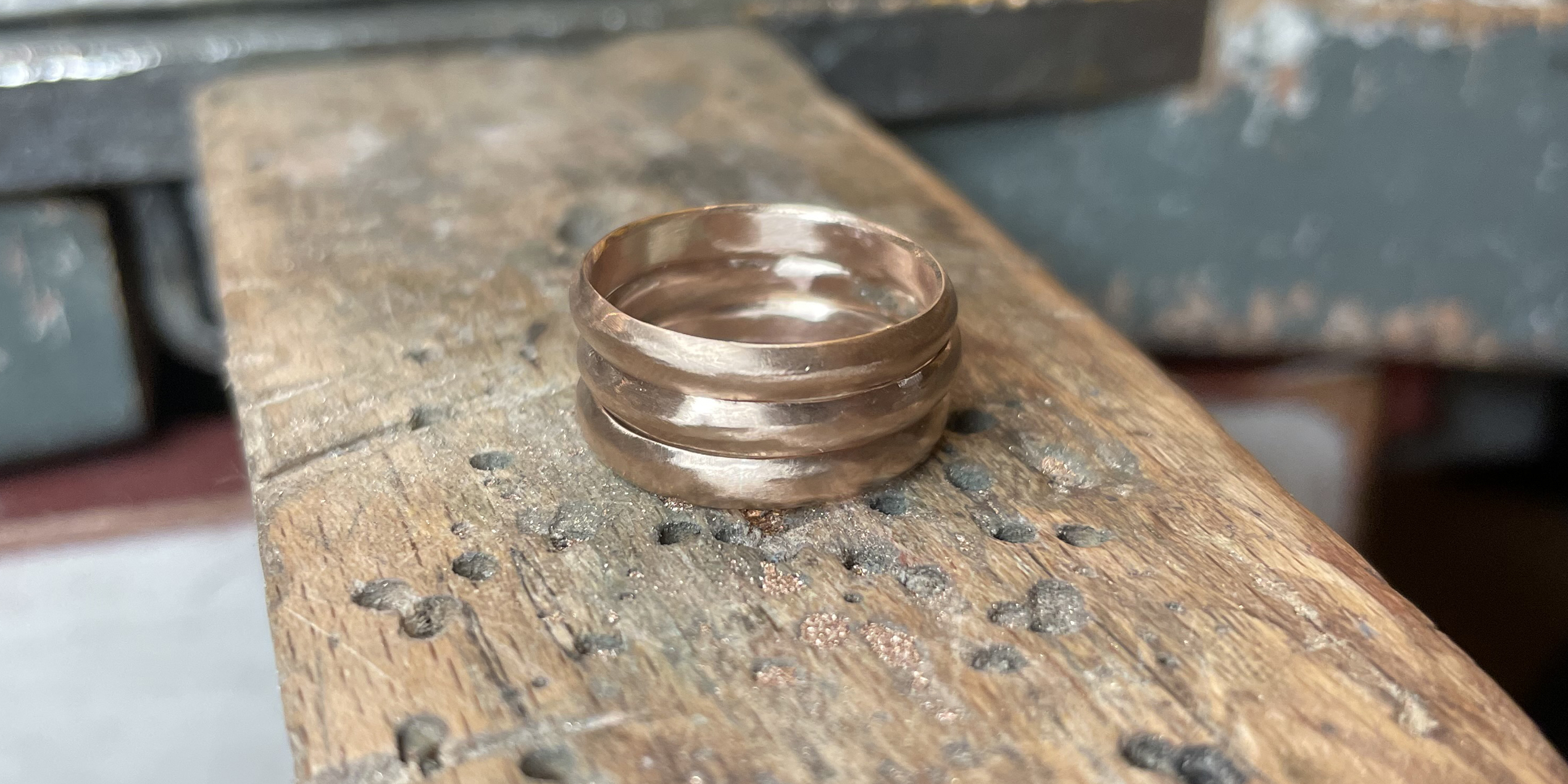 Den Dreierring fertige ich aus 925er Silber, Messing und Bronze. Messing sieht wie gelbgold und Bronze sieht aus wie roségold. Der Klassiker kann in einer dünnen , aber auch dickeren Ausführung von mir gefertigt werden.