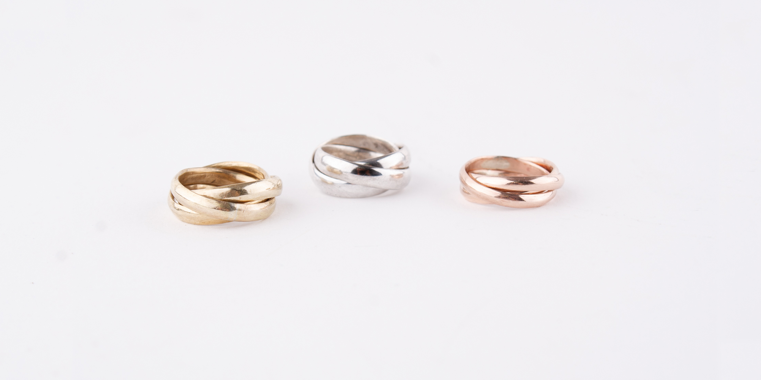 Den Dreierring fertige ich aus 925er Silber, Messing und Bronze. Messing sieht wie gelbgold und Bronze sieht aus wie roségold. Der Klassiker kann in einer dünnen , aber auch dickeren Ausführung von mir gefertigt werden.