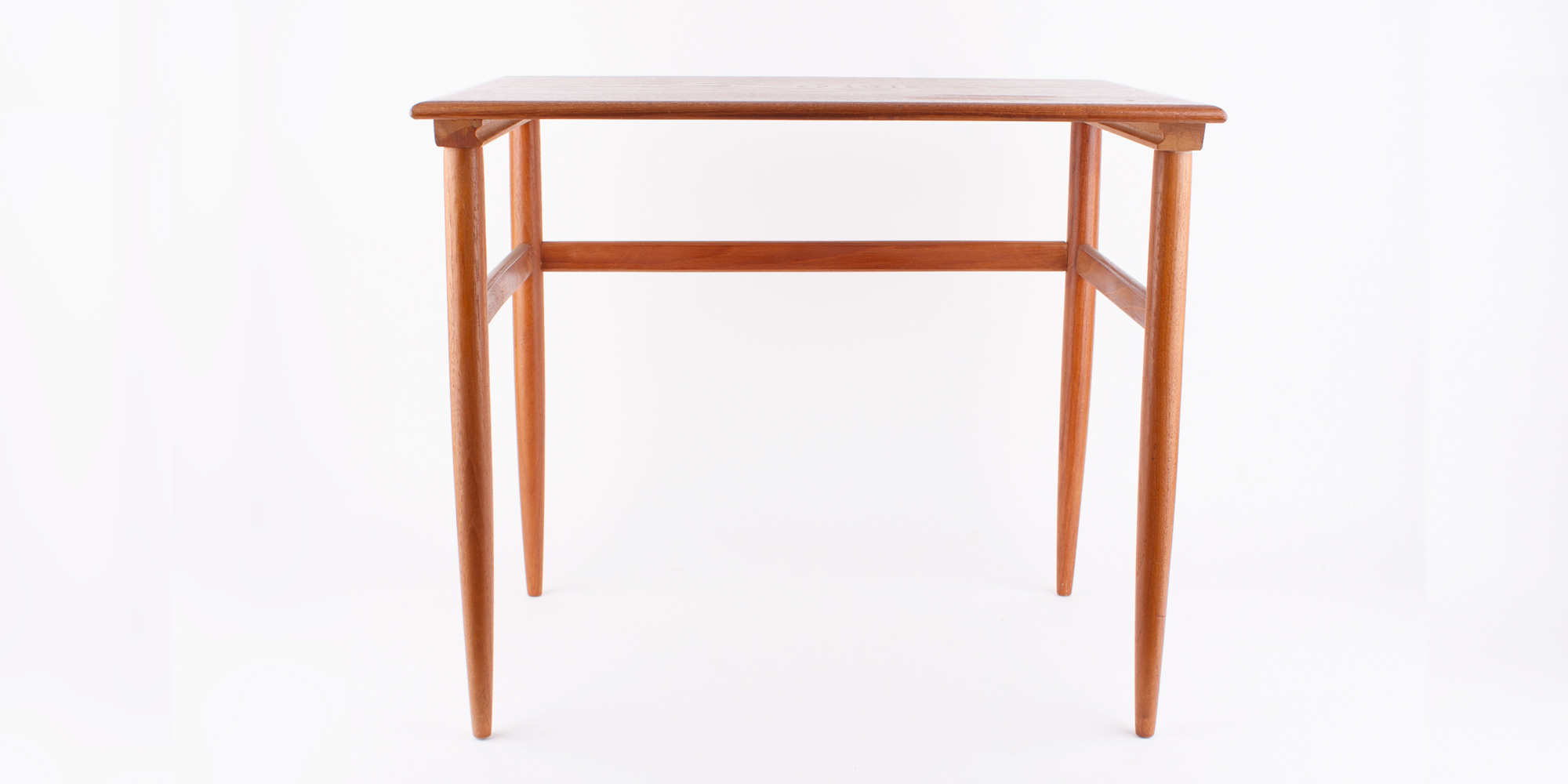 Ein elegantes Set Satztische aus Teakholz. Bestehend aus drei Beistelltischen. Du kannst sie getrennt, oder ineinander stellen. Sie stammen aus den 1960er Jahren, beziehungsweise aus der Mid Century Ära. Maße zusammengesteckt:  H 47,5cm, B 58cm x T 40cm