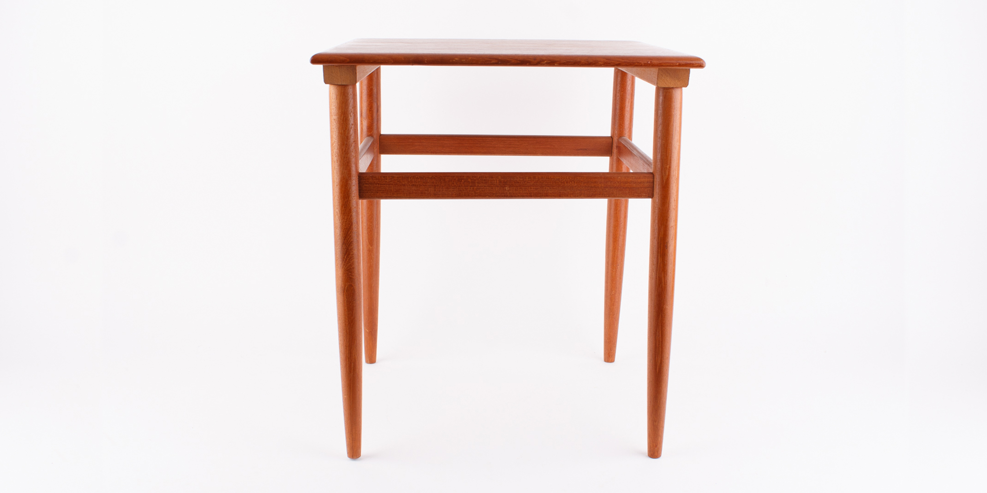 Ein elegantes Set Satztische aus Teakholz. Bestehend aus drei Beistelltischen. Du kannst sie getrennt, oder ineinander stellen. Sie stammen aus den 1960er Jahren, beziehungsweise aus der Mid Century Ära. Maße zusammengesteckt:  H 47,5cm, B 58cm x T 40cm
