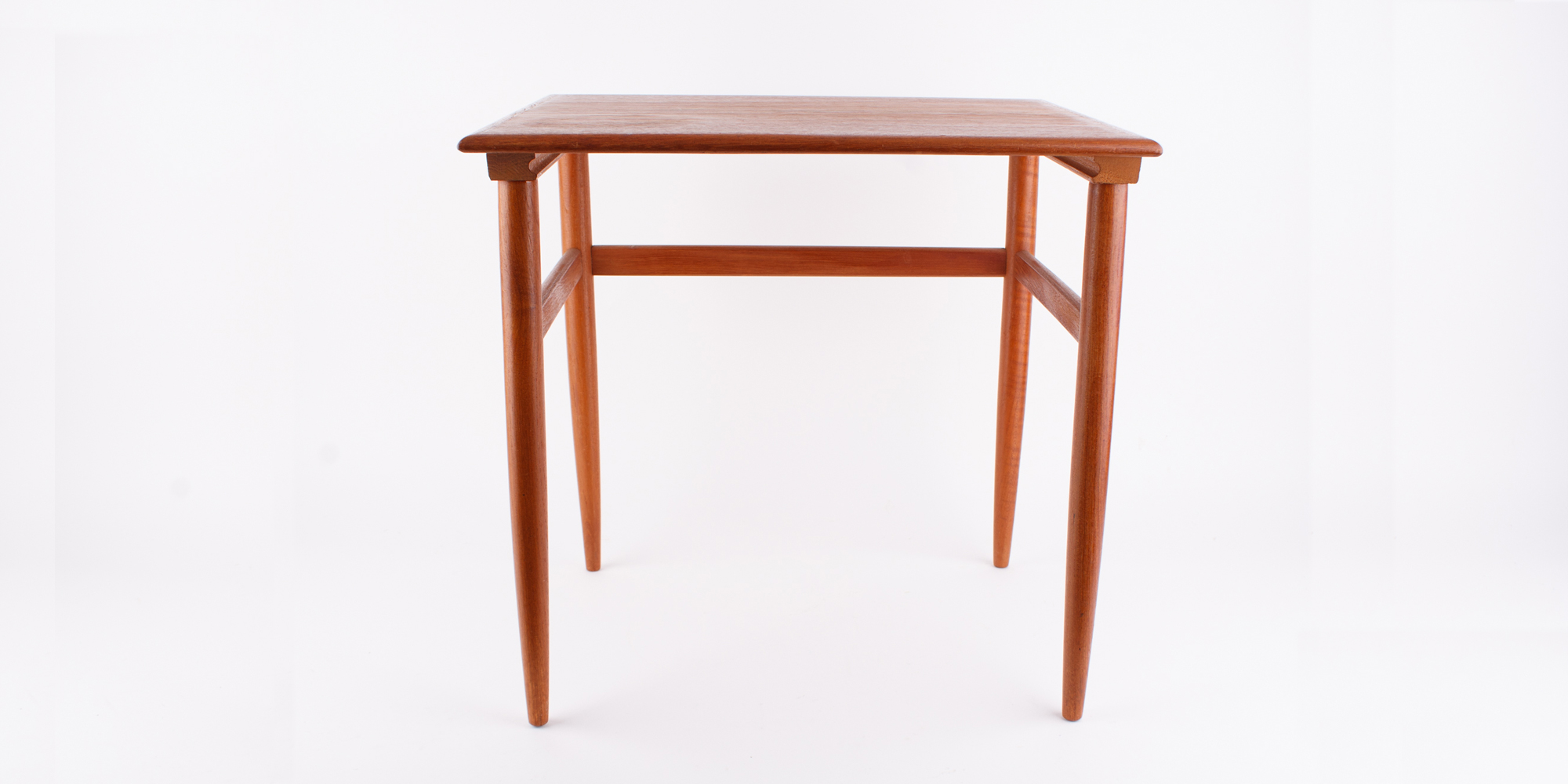 Ein elegantes Set Satztische aus Teakholz. Bestehend aus drei Beistelltischen. Du kannst sie getrennt, oder ineinander stellen. Sie stammen aus den 1960er Jahren, beziehungsweise aus der Mid Century Ära. Maße zusammengesteckt:  H 47,5cm, B 58cm x T 40cm