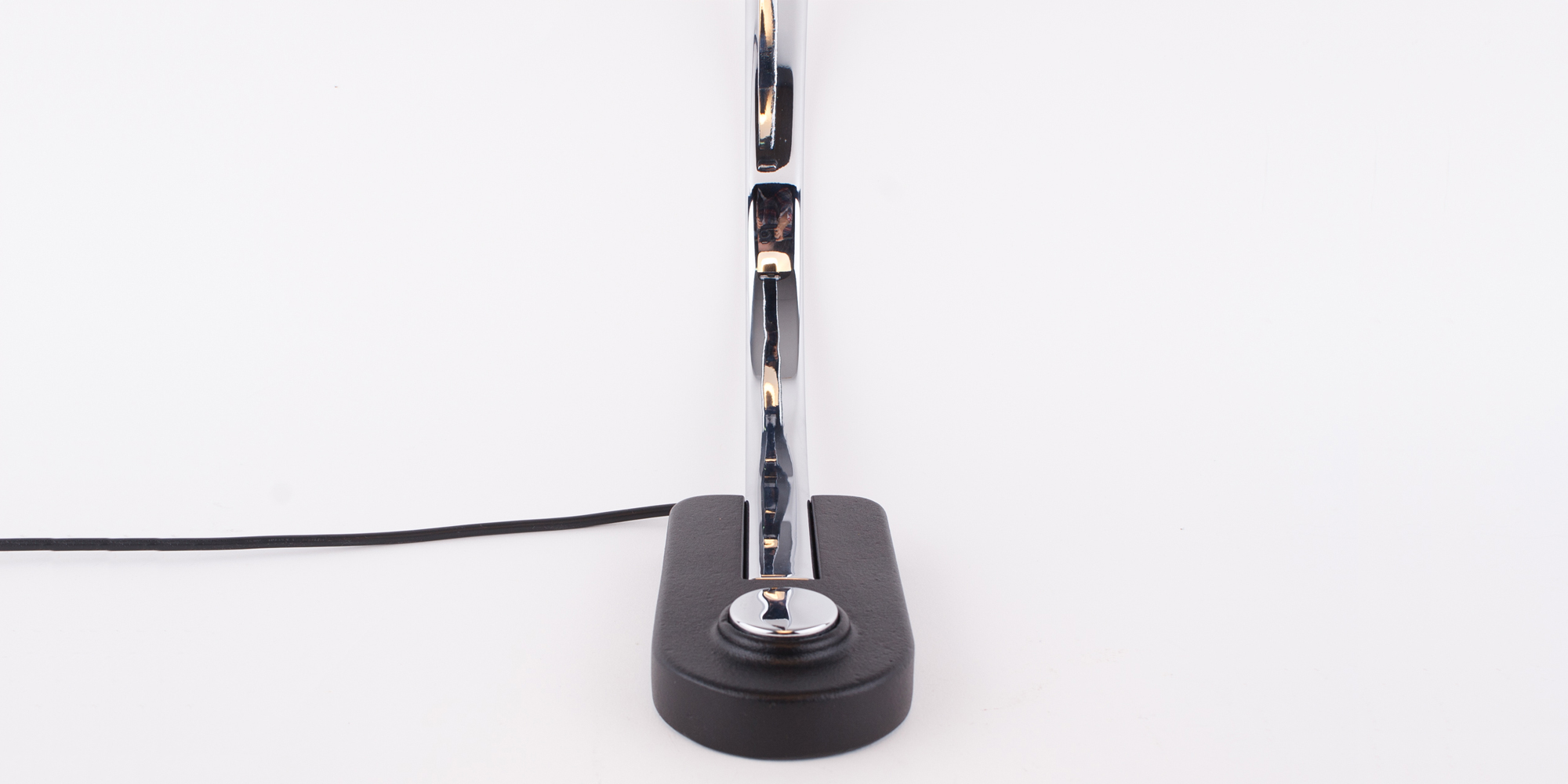 Diese Schreibtischlampe stammt aus der Manufaktur Hillebrand. Das Modell 7620 ist schwarz pulverbeschichtet und Chrom. Das Chrom als auch der schwarze Lack sind komplett neu beschichtet worden. Die Lampe ist in einem Topzustand. Durch ihren grossen Metallbügel hat die Lampe eine sehr elegante Form. Der Druckschalter ist ebenfalls aus Chrom. Der Schirm lässt sich mittels eines Inbusschlüssel verstellen. Der Schirm ist von innen weiss lackiert, sodass das Licht gut reflektieren kann. Höhe 40cm, B 14cm, Tiefe 65cm.