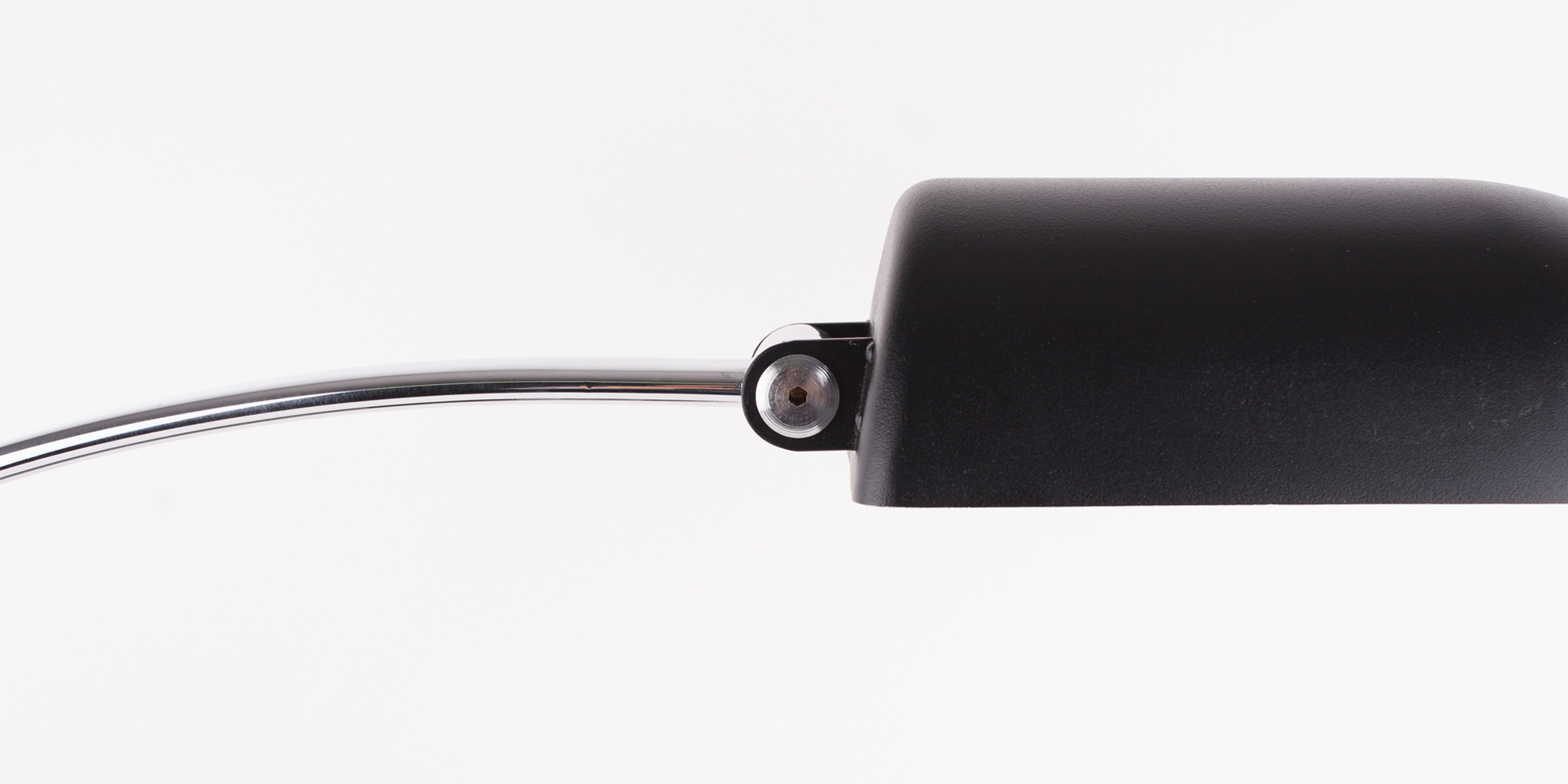 Diese Schreibtischlampe stammt aus der Manufaktur Hillebrand. Das Modell 7620 ist schwarz pulverbeschichtet und Chrom. Das Chrom als auch der schwarze Lack sind komplett neu beschichtet worden. Die Lampe ist in einem Topzustand. Durch ihren grossen Metallbügel hat die Lampe eine sehr elegante Form. Der Druckschalter ist ebenfalls aus Chrom. Der Schirm lässt sich mittels eines Inbusschlüssel verstellen. Der Schirm ist von innen weiss lackiert, sodass das Licht gut reflektieren kann. Höhe 40cm, B 14cm, Tiefe 65cm.