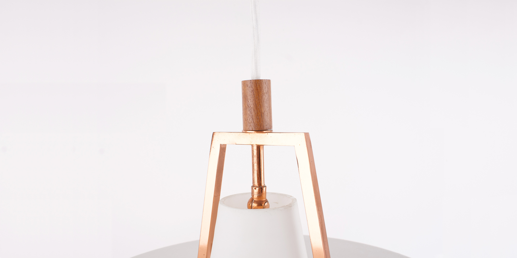 Eine Deckenlampe aus den 1960er Jahren. Das Gestell ist aus Kupfer mit einer Teakfurnierschicht und einem opakem, weissen Glaskorpus, der das Licht auf angenehme Art in den Raum streut. Die Lampe ist extravagant, lässt sich aber durchaus mit modernem Interieur kombinieren. Der Durchmesser der Lampe ist an der breitesten Stelle 40 cm und hat eine Höhe von 34 cm.