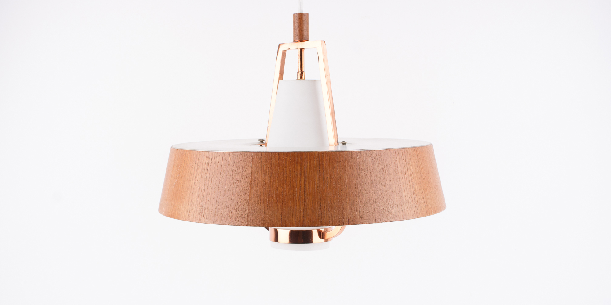 Eine Deckenlampe aus den 1960er Jahren. Das Gestell ist aus Kupfer mit einer Teakfurnierschicht und einem opakem, weissen Glaskorpus, der das Licht auf angenehme Art in den Raum streut. Die Lampe ist extravagant, lässt sich aber durchaus mit modernem Interieur kombinieren. Der Durchmesser der Lampe ist an der breitesten Stelle 40 cm und hat eine Höhe von 34 cm.