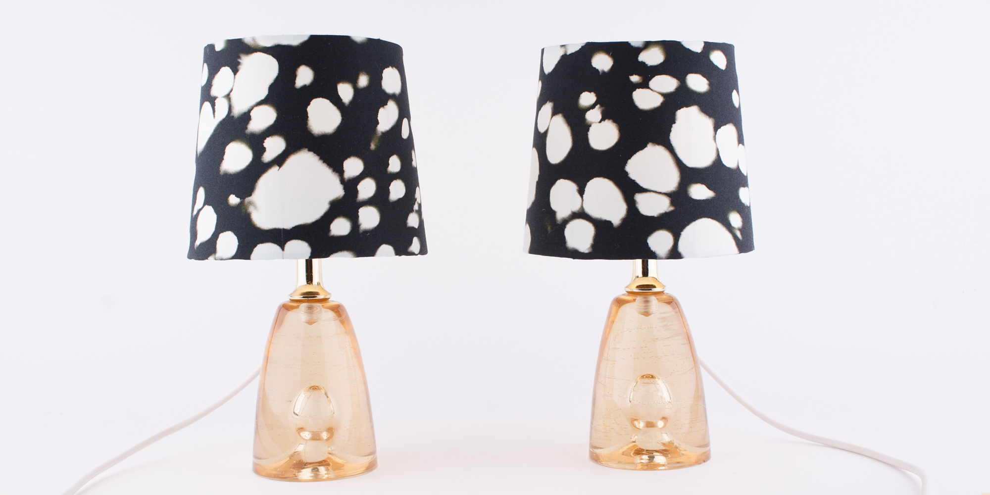 So sweet! Die Lampenfüße sind aus transparentem Acryl gefertigt. Sie kommen aus dem Ende der Mid Century Ära. Die Höhe ist 28 cm und der untere Rand der Schirme ist 15 cm. Die Schirme sind aus schwarz weissem Baumwolltupfenstoff.