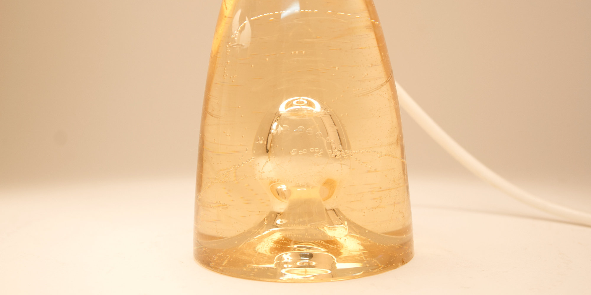 So sweet! Die Lampenfüße sind aus transparentem Acryl gefertigt. Sie kommen aus dem Ende der Mid Century Ära. Die Höhe ist 28 cm und der untere Rand der Schirme ist 15 cm. Die Schirme sind aus schwarz weissem Baumwolltupfenstoff.