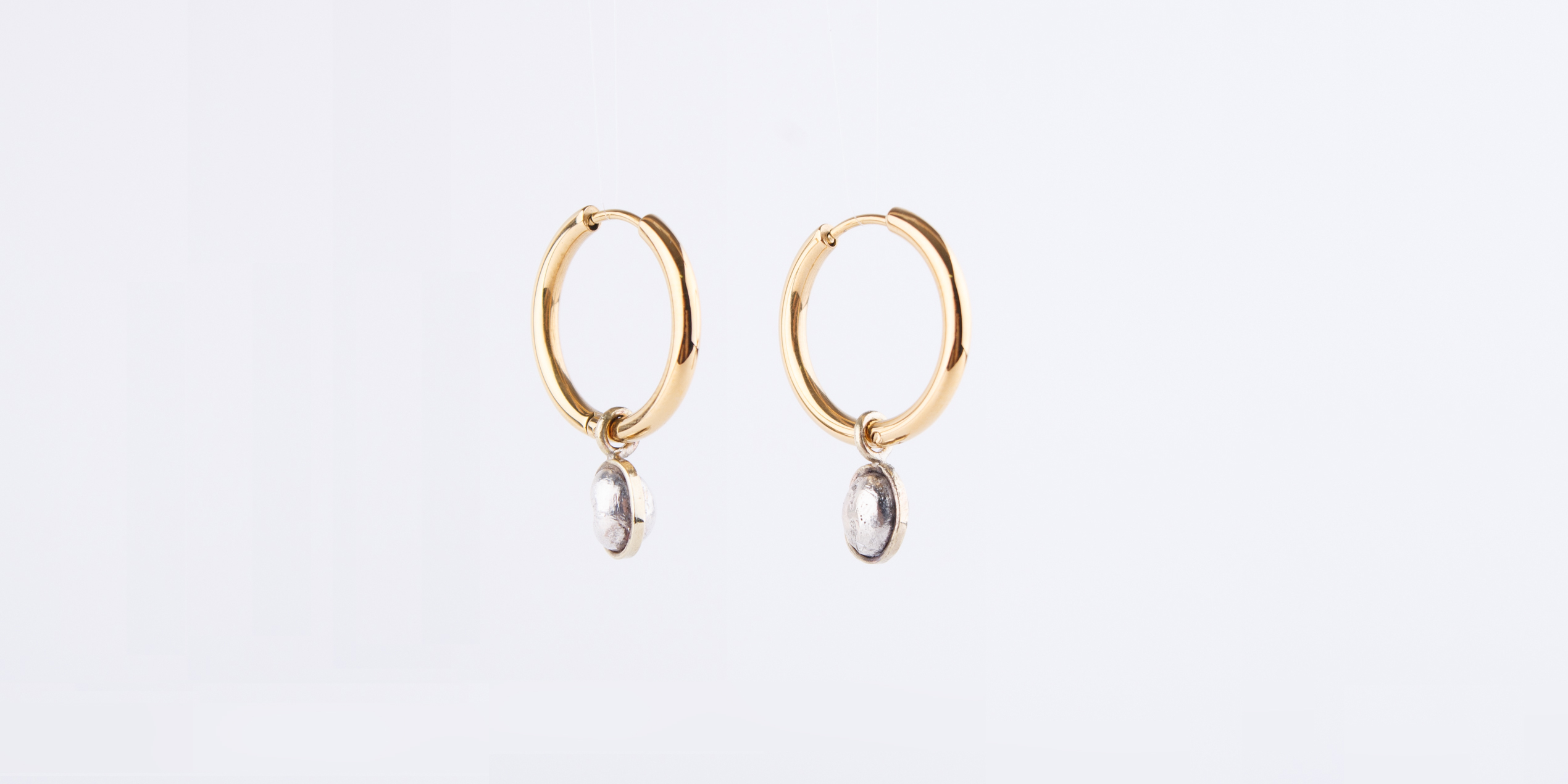 Die Creolen sind aus Edelstahl vergoldet. Die Charms sind handgeschmiedet und abnehmbar, sodass Du die Creolen auch pur tragen kannst. Die Charms kannst Du dann auch an der Kette tragen. Die Croelen kannst Du in 2,0 cm und in 1,3 cm bei mir kaufen.