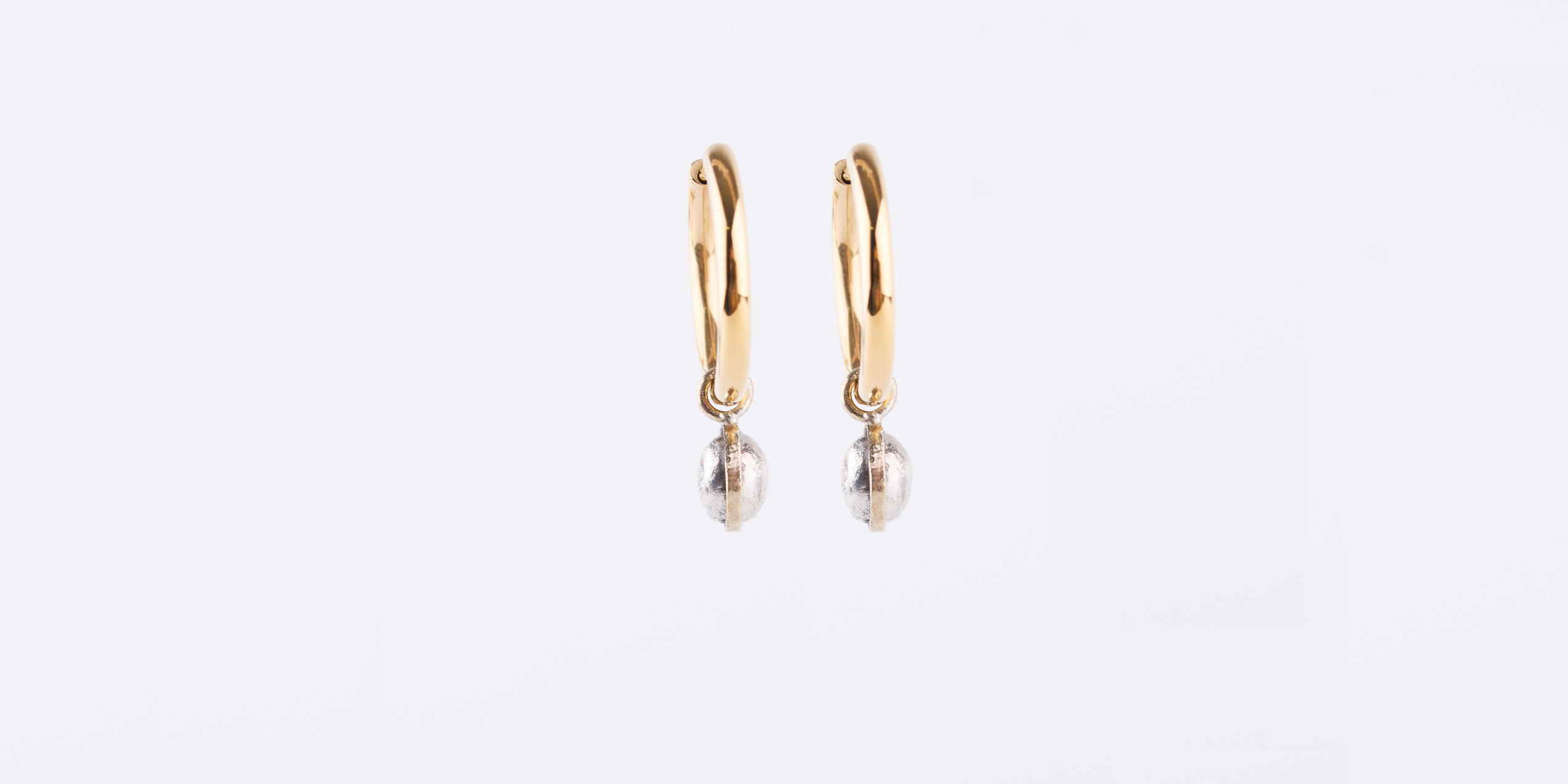 Die Creolen sind aus Edelstahl vergoldet. Die Charms sind handgeschmiedet und abnehmbar, sodass Du die Creolen auch pur tragen kannst. Die Charms kannst Du dann auch an der Kette tragen. Die Croelen kannst Du in 2,0 cm und in 1,3 cm bei mir kaufen.