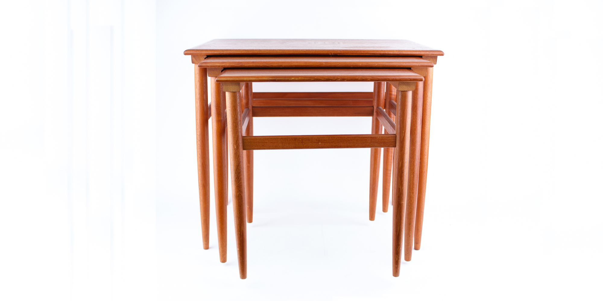 Ein elegantes Set Satztische aus Teakholz. Bestehend aus drei Beistelltischen. Du kannst sie getrennt, oder ineinander stellen. Sie stammen aus den 1960er Jahren, beziehungsweise aus der Mid Century Ära. Maße zusammengesteckt:  H 47,5cm, B 58cm x T 40cm