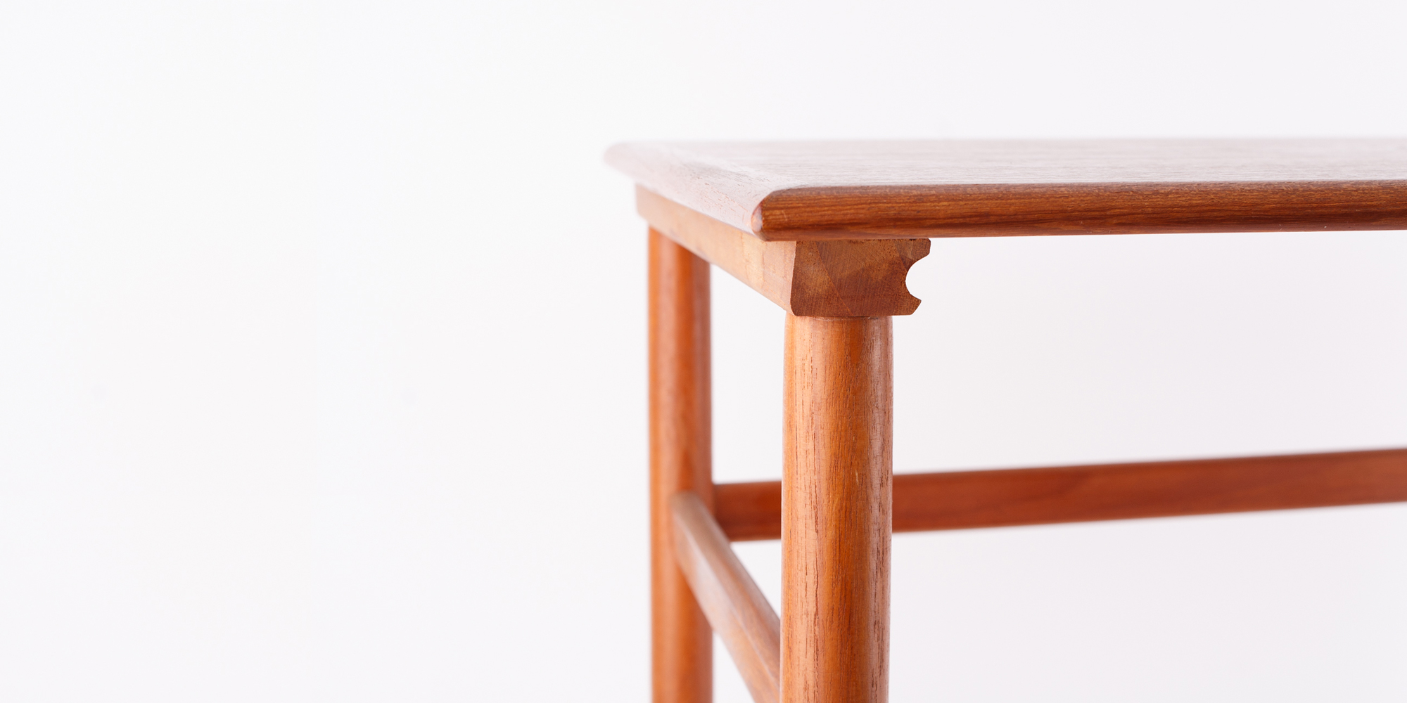 Ein elegantes Set Satztische aus Teakholz. Bestehend aus drei Beistelltischen. Du kannst sie getrennt, oder ineinander stellen. Sie stammen aus den 1960er Jahren, beziehungsweise aus der Mid Century Ära. Maße zusammengesteckt:  H 47,5cm, B 58cm x T 40cm