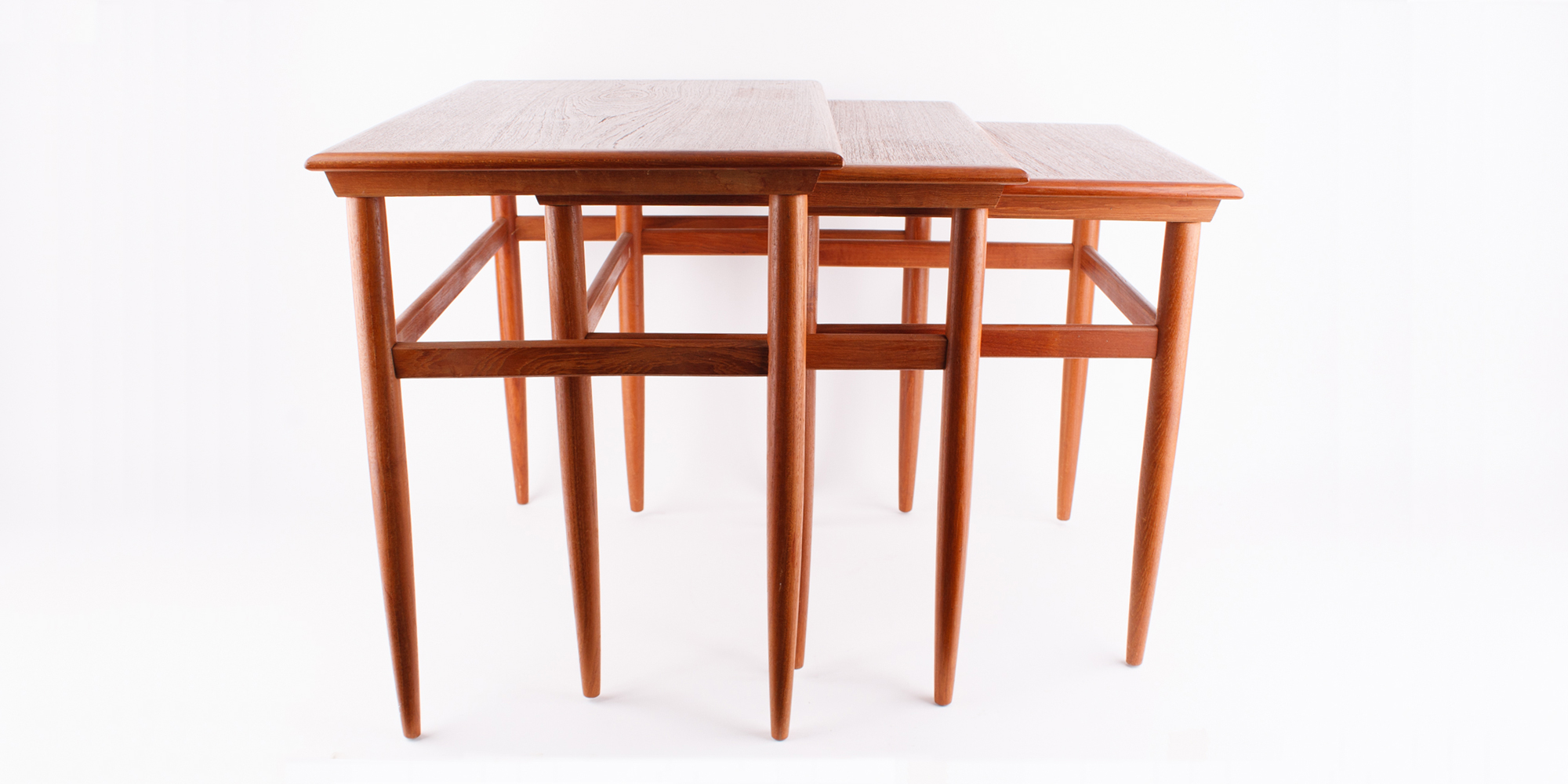 Ein elegantes Set Satztische aus Teakholz. Bestehend aus drei Beistelltischen. Du kannst sie getrennt, oder ineinander stellen. Sie stammen aus den 1960er Jahren, beziehungsweise aus der Mid Century Ära. Maße zusammengesteckt:  H 47,5cm, B 58cm x T 40cm