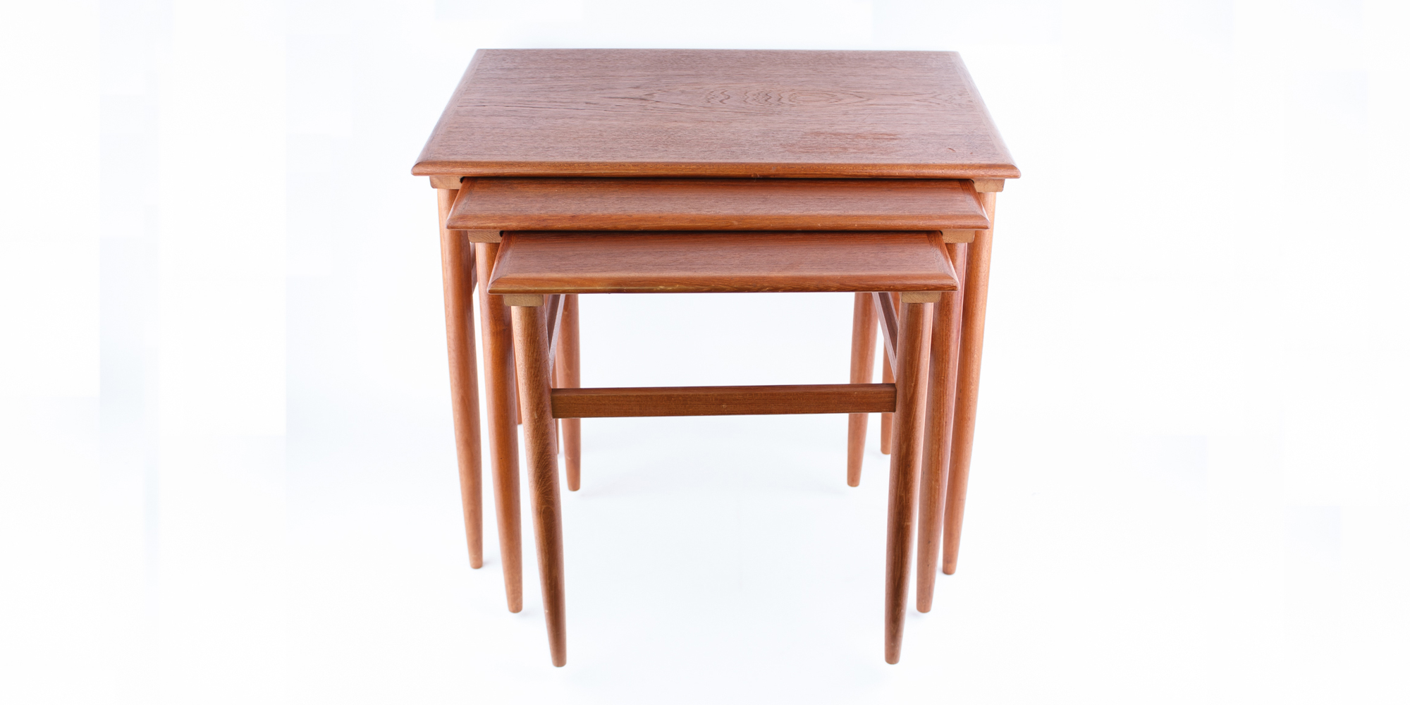 Ein elegantes Set Satztische aus Teakholz. Bestehend aus drei Beistelltischen. Du kannst sie getrennt, oder ineinander stellen. Sie stammen aus den 1960er Jahren, beziehungsweise aus der Mid Century Ära. Maße zusammengesteckt:  H 47,5cm, B 58cm x T 40cm