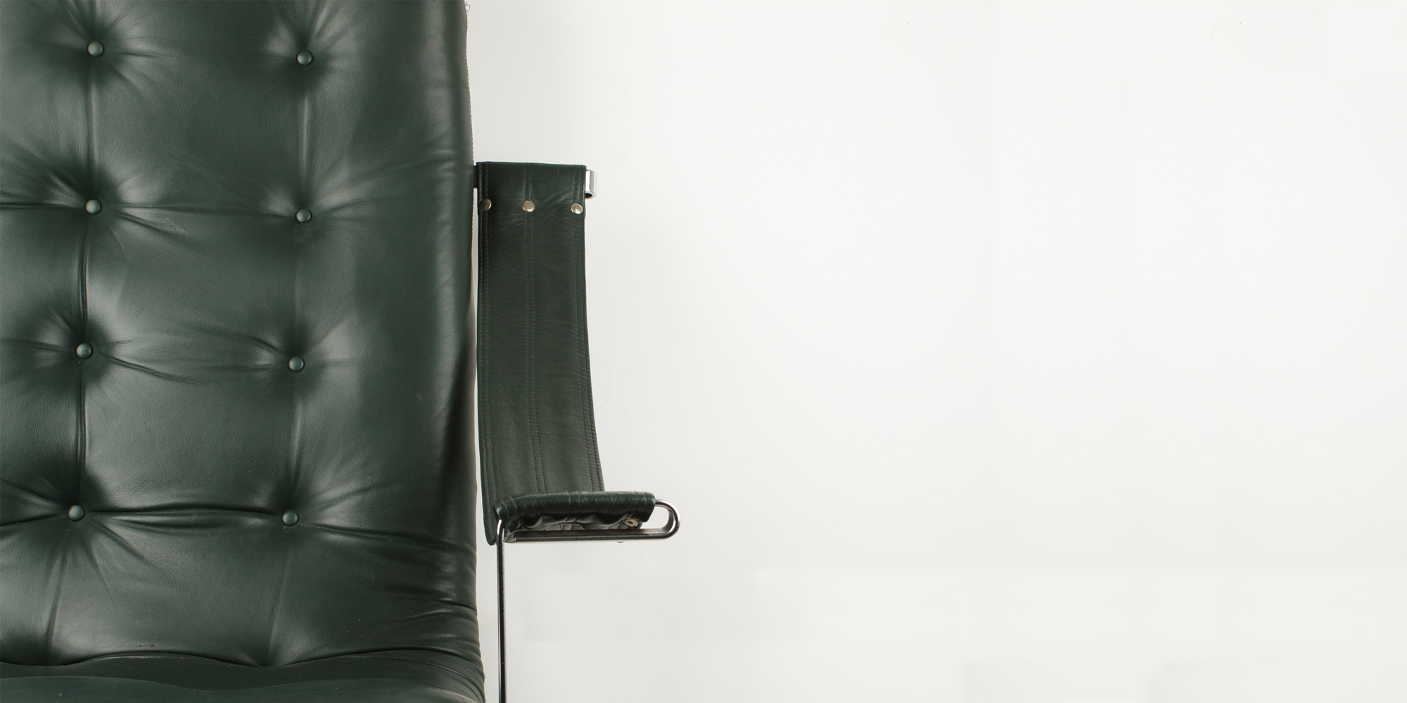 Der Lounge Sessel von Artifort ist aus feinstem Glattleder, dunkelgrün und mit Chrom kombiniert. Die Manufaktur Artifort, in den Niederlanden hat ihn zusammen mit Geoffrey Harcourt in der Mid Century Ära entworfen und produziert. Ein luxuriöser Sessel, der durch sein besonderes Design heraussticht.