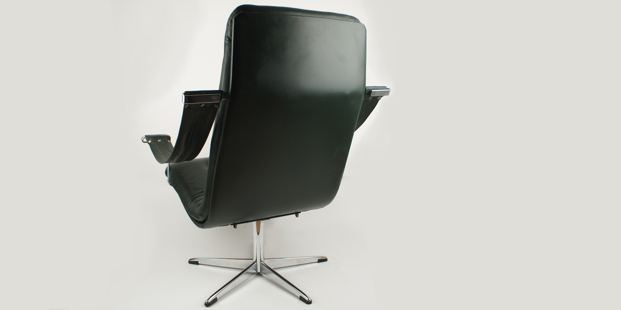 Der Lounge Sessel von Artifort ist aus feinstem Glattleder, dunkelgrün und mit Chrom kombiniert. Die Manufaktur Artifort, in den Niederlanden hat ihn zusammen mit Geoffrey Harcourt in der Mid Century Ära entworfen und produziert. Ein luxuriöser Sessel, der durch sein besonderes Design heraussticht.